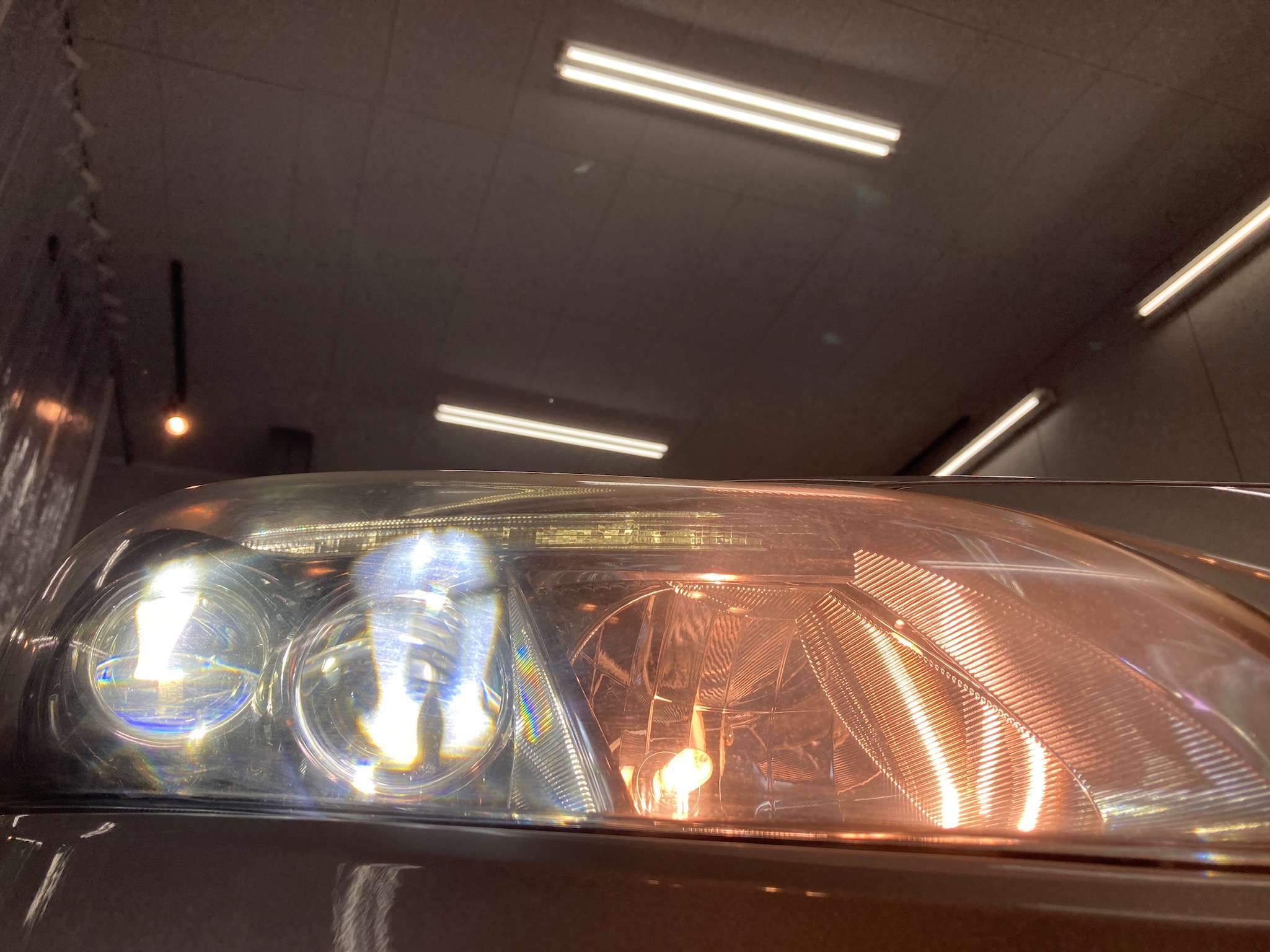 トヨタ・プリウス：ヘッドライトリファイン施工前：下部