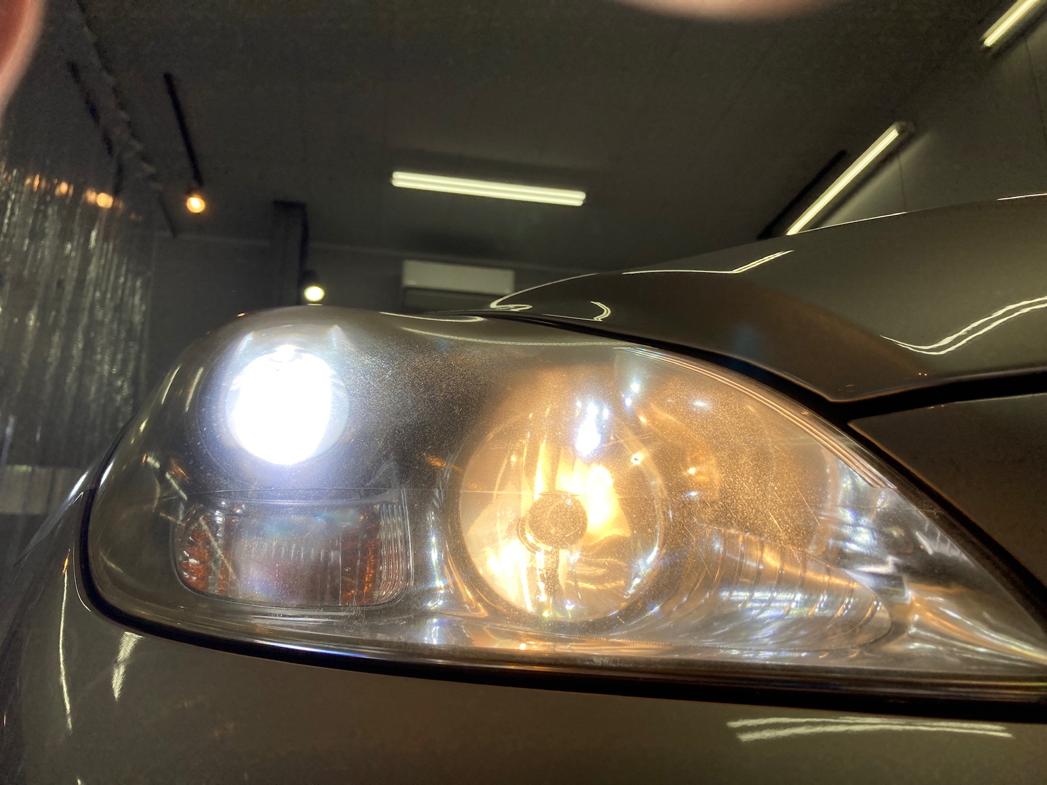レクサス・SC430：ヘッドライトリファイン施工前写真：右ヘッドライト下部