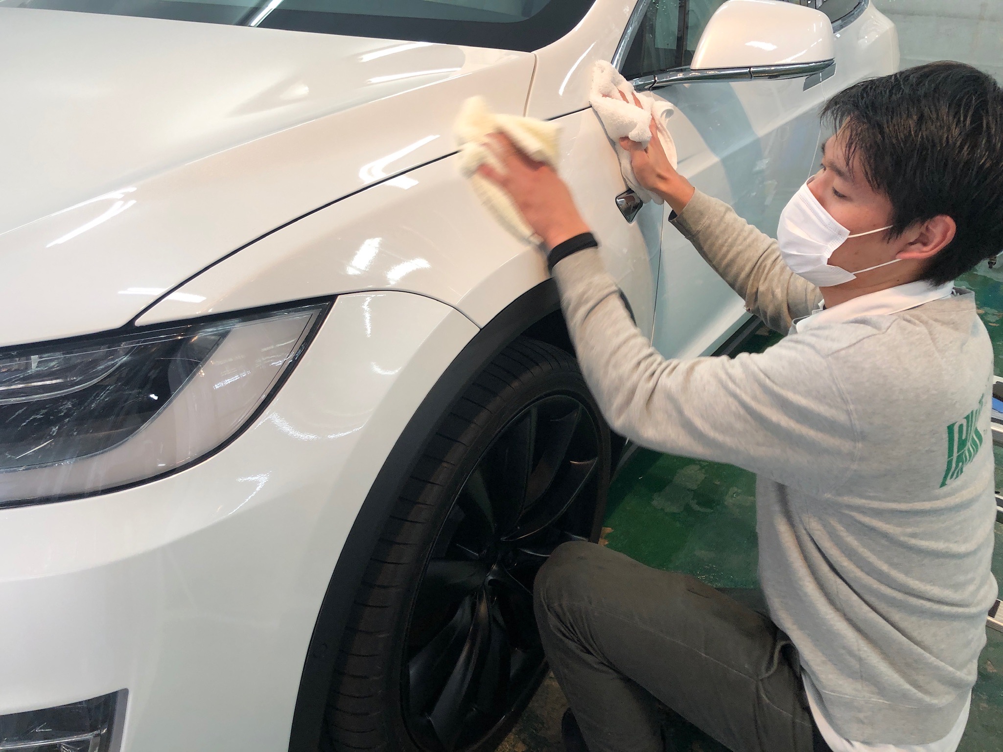 テスラ・モデルXの仕上げ作業：レベリングしている様子