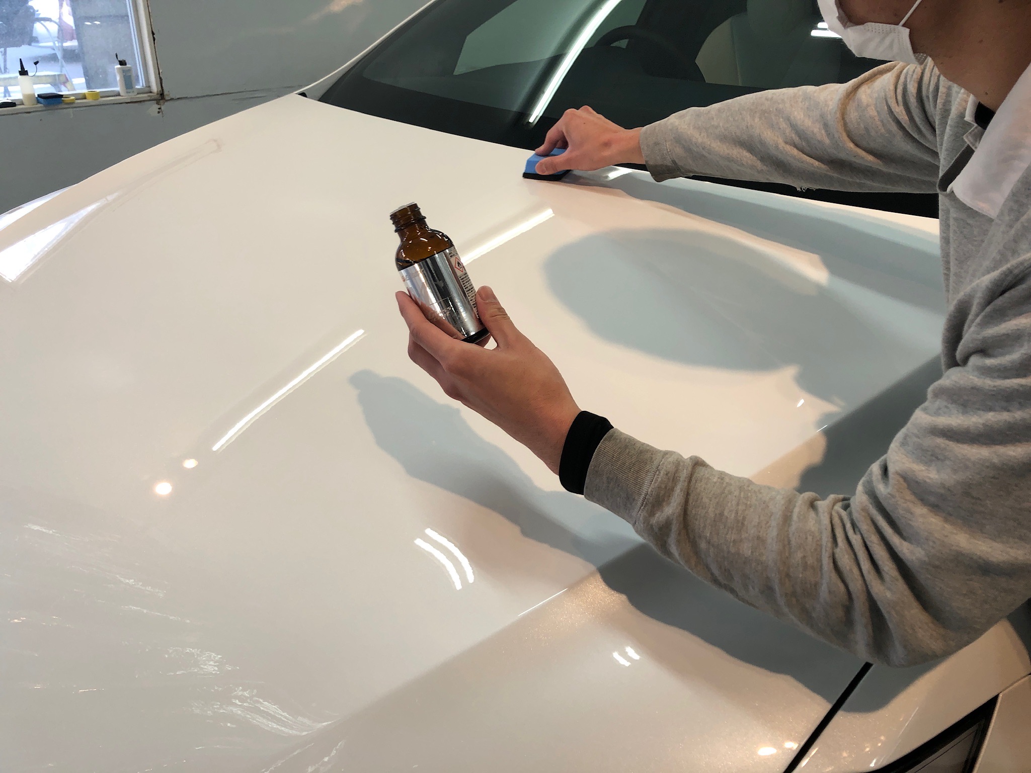テスラ・モデルXの仕上げ作業：コーティング剤を塗布している様子