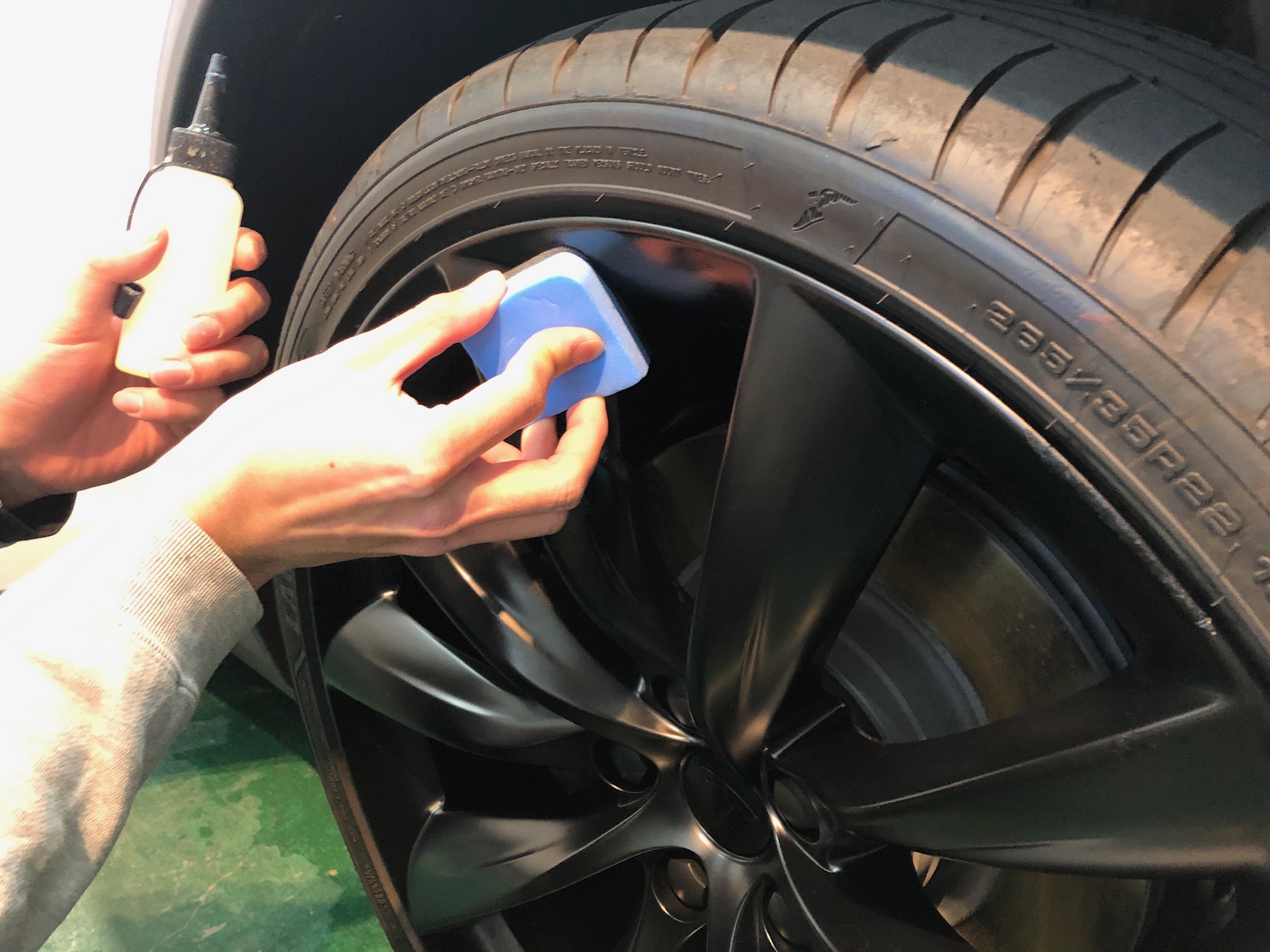 愛車パック施工工程：ホイールにコーティング剤を塗布している様子