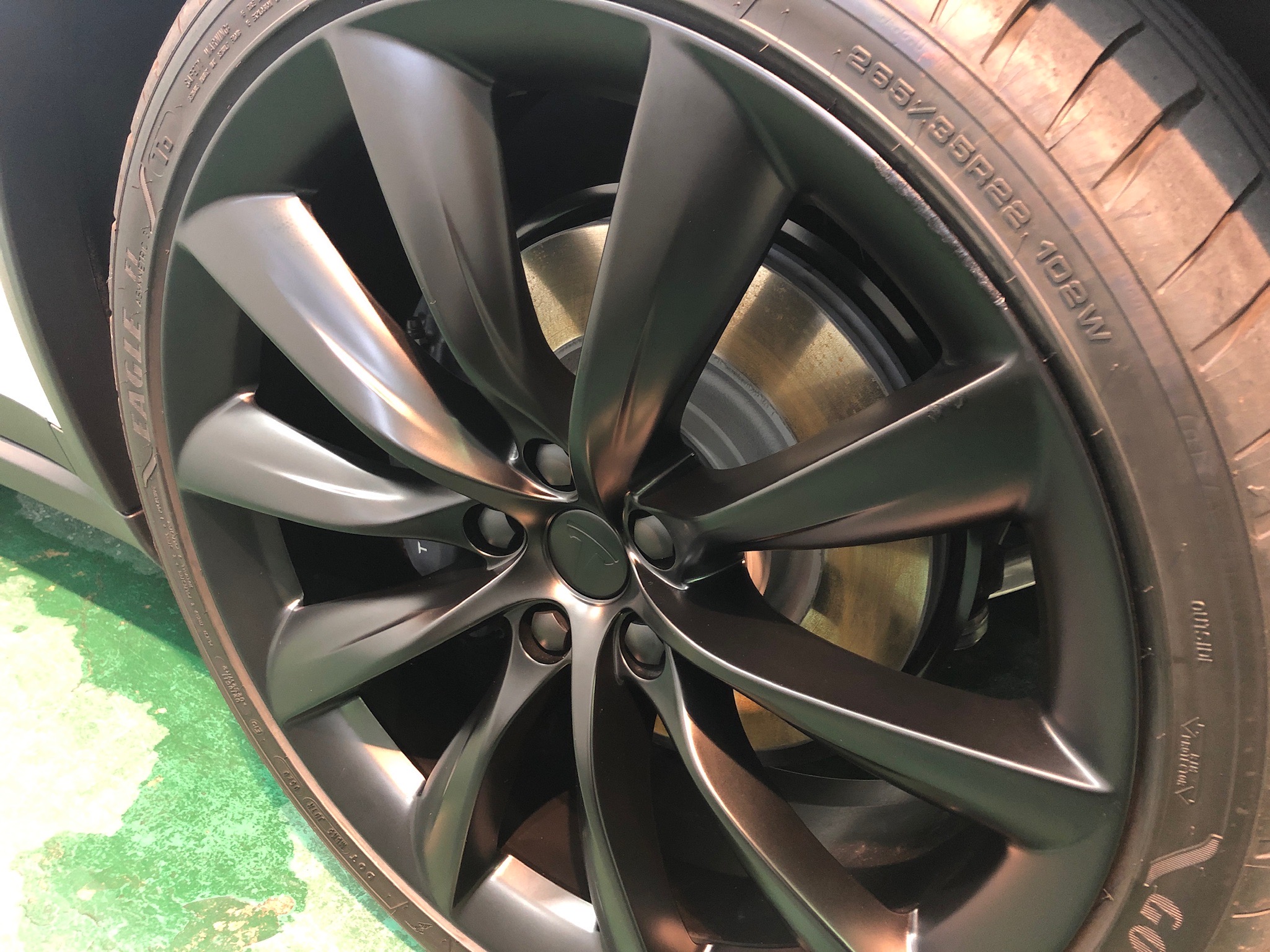 愛車パック施工工程：ホイールコーティングを開始するイメージ