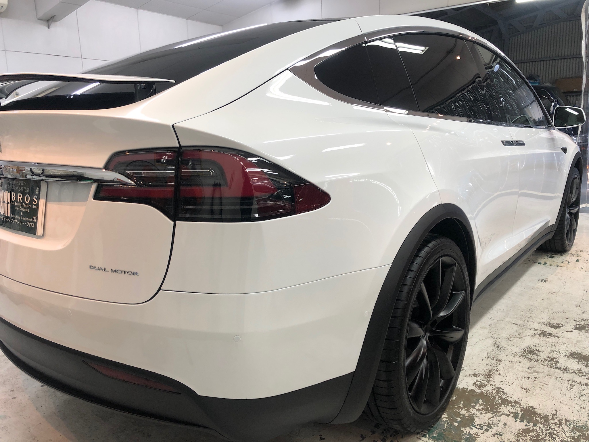 テスラ・モデルX：リアルガラスコートclass M施工完成写真：右リアバンパー
