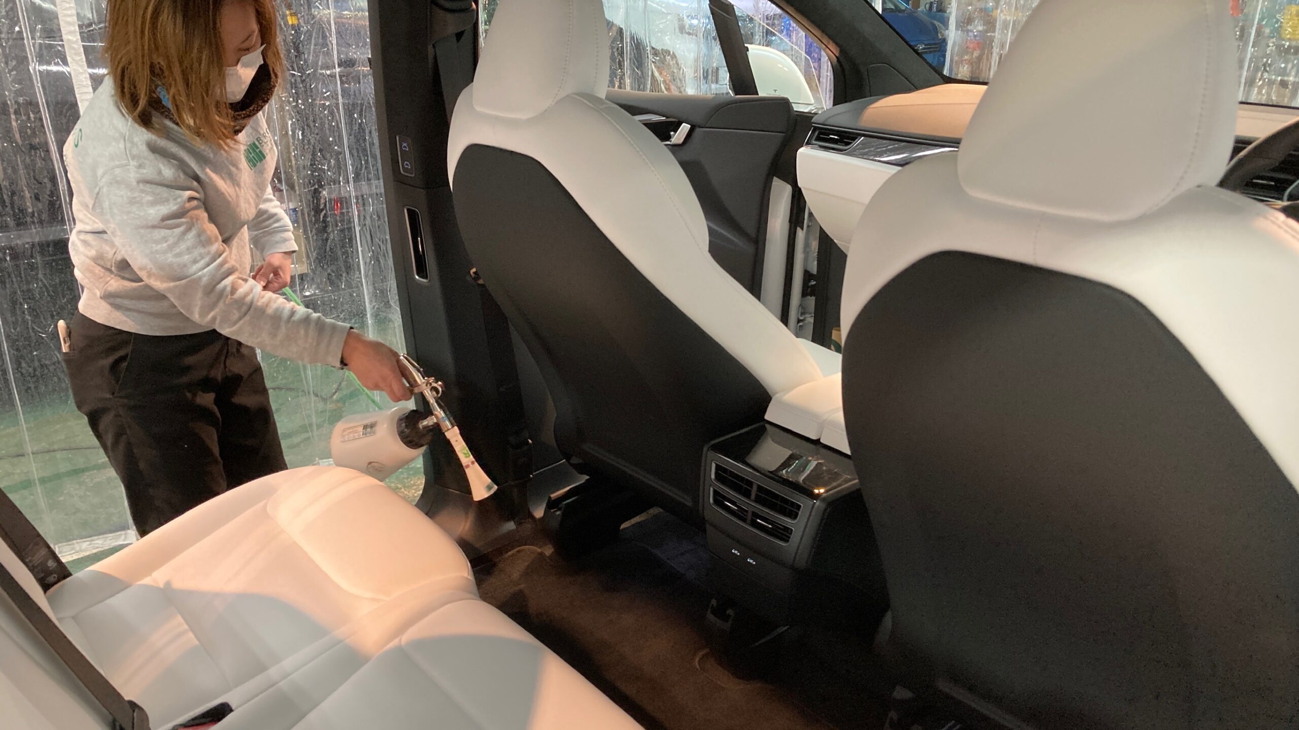 愛車パック施工工程：光触媒コーティングをフロアマットに施工している様子