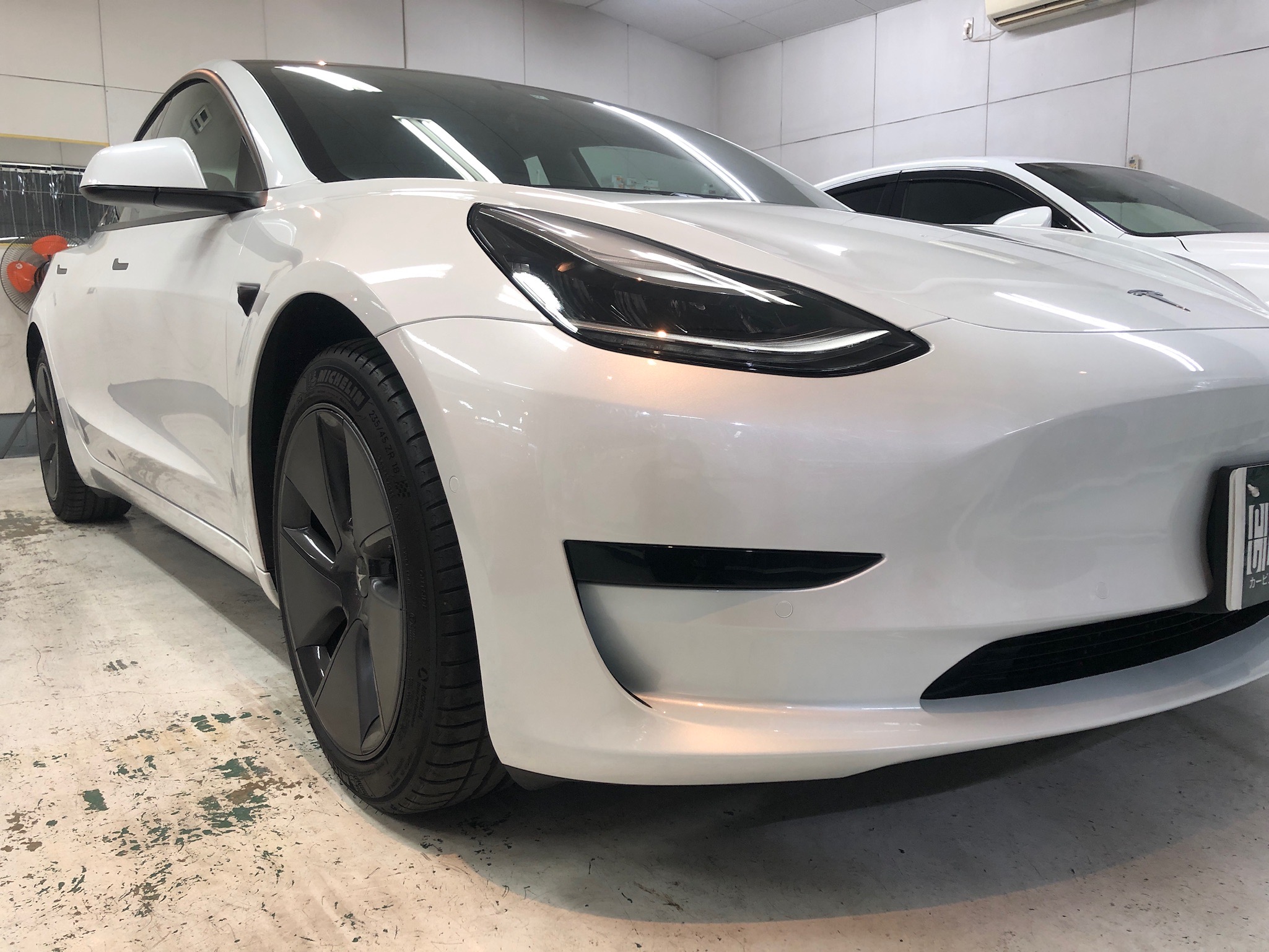 テスラ・モデル３のガラスコーティングclassM施工完成写真：右バンパー
