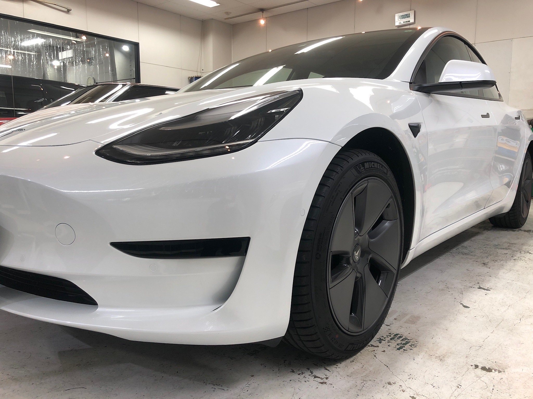 テスラ・モデル３のガラスコーティングclassM施工完成写真：左バンパー