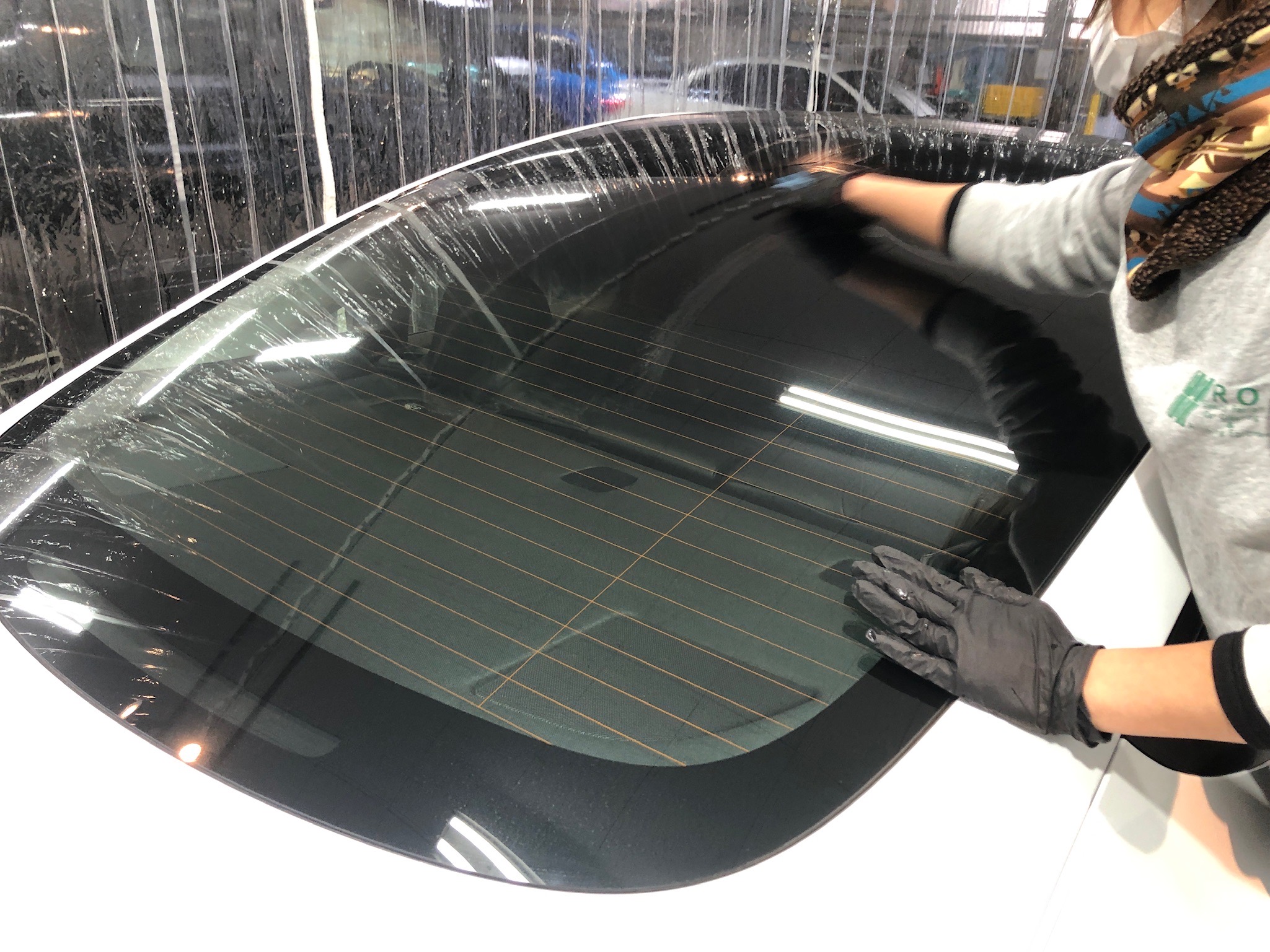 テスラ・モデル３の愛車パック施工：ルーフガラスに撥水施工している様子