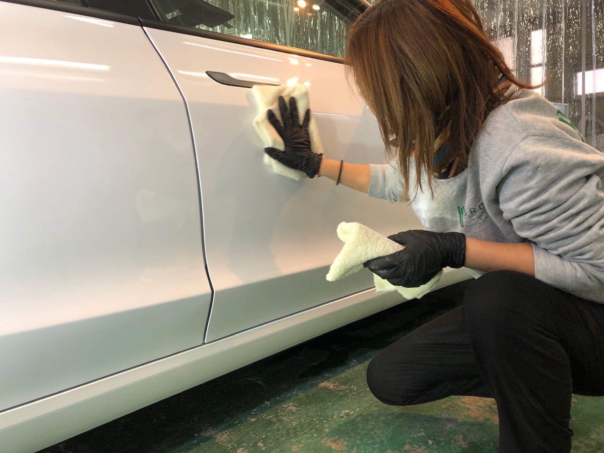 テスラ・モデル３の仕上げ作業：レベリングをしている様子