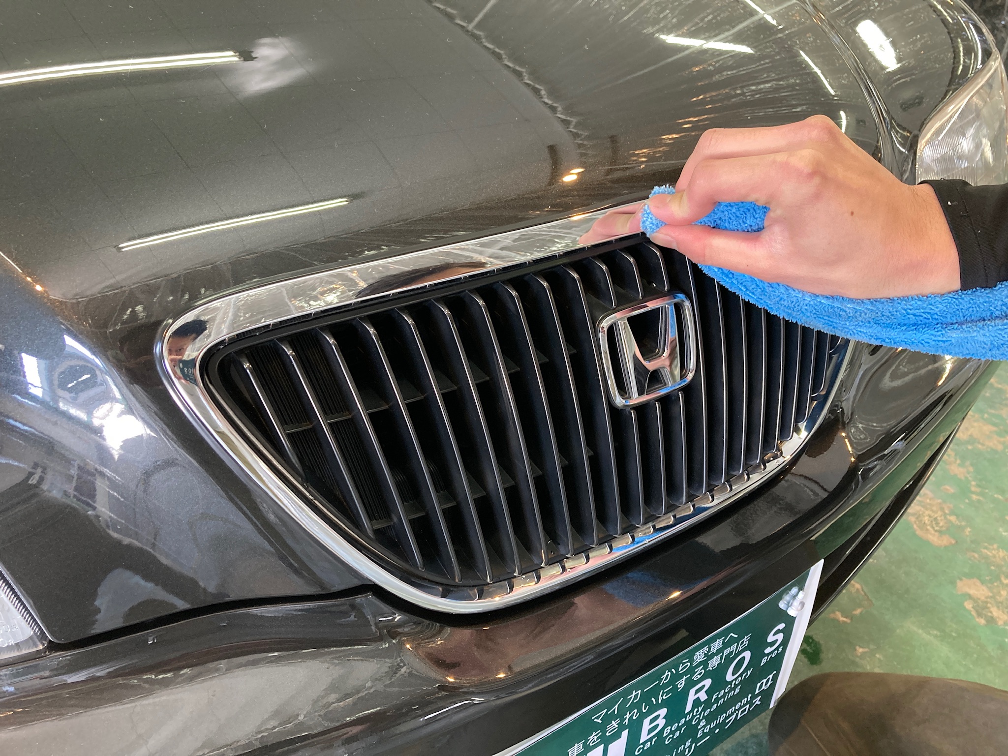 ホンダ・アスコットの仕上げ工程：メッキ部分の隙間を拭いている様子
