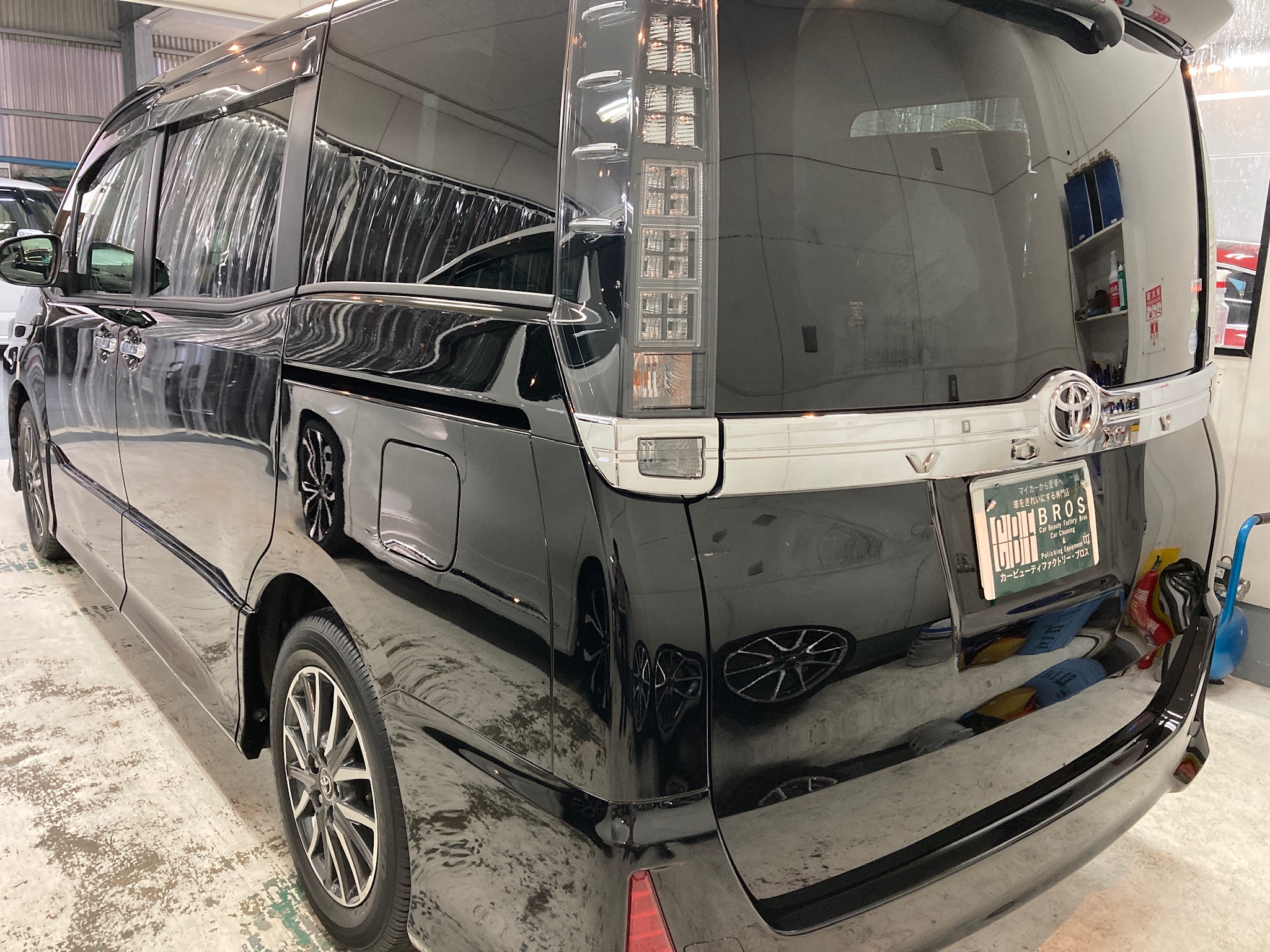 トヨタ・ヴォクシーのガラスコーティングclassMの施工完成写真：左リアフェンダー
