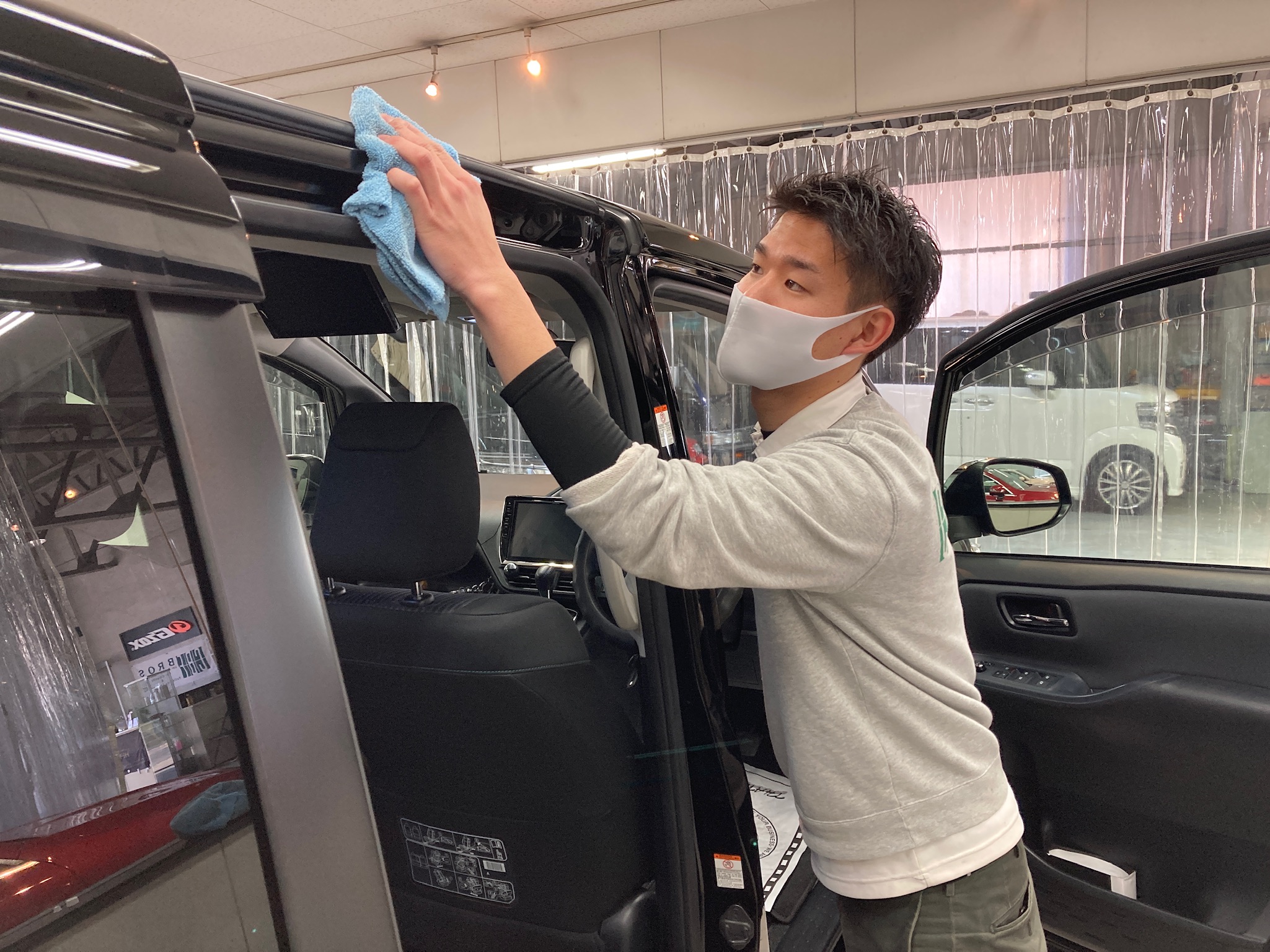 トヨタ・ヴォクシーの下地処理工程：エッジ部分を拭いてキレイにしている様子
