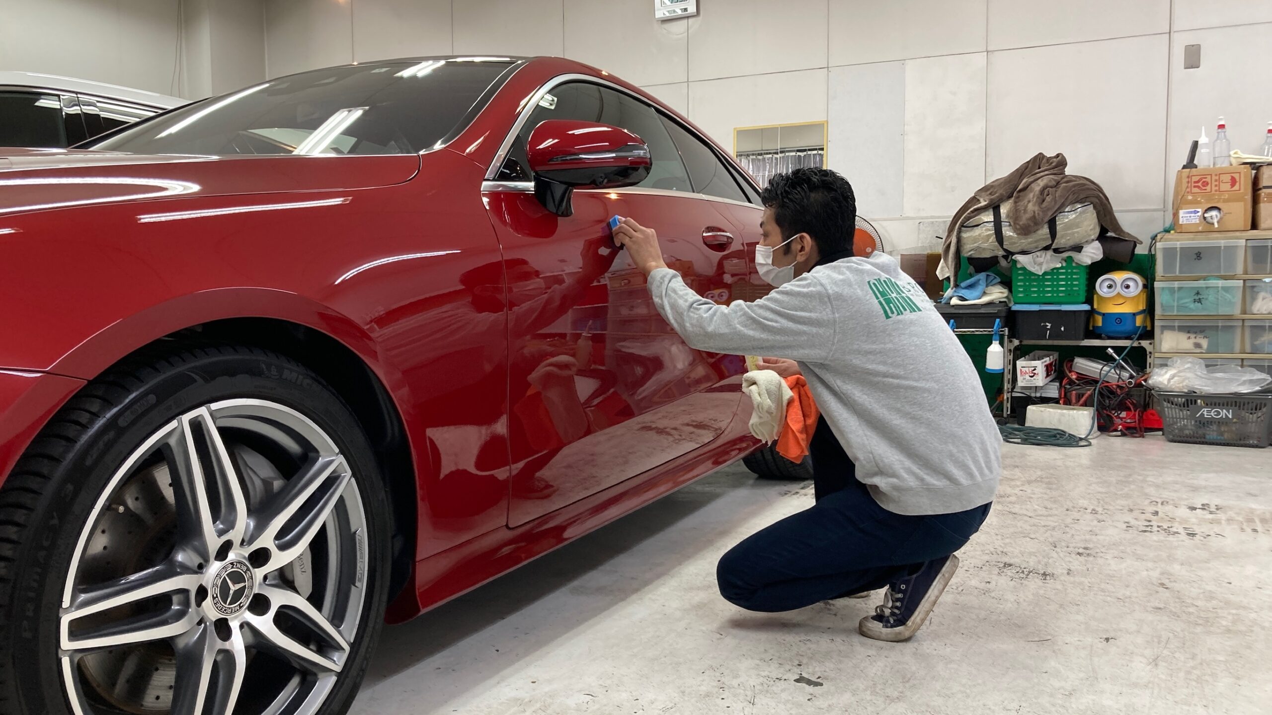 メルセデスベンツ ・Eクラスの仕上げ作業：パネル分けしながらコーティング剤を塗布している様子