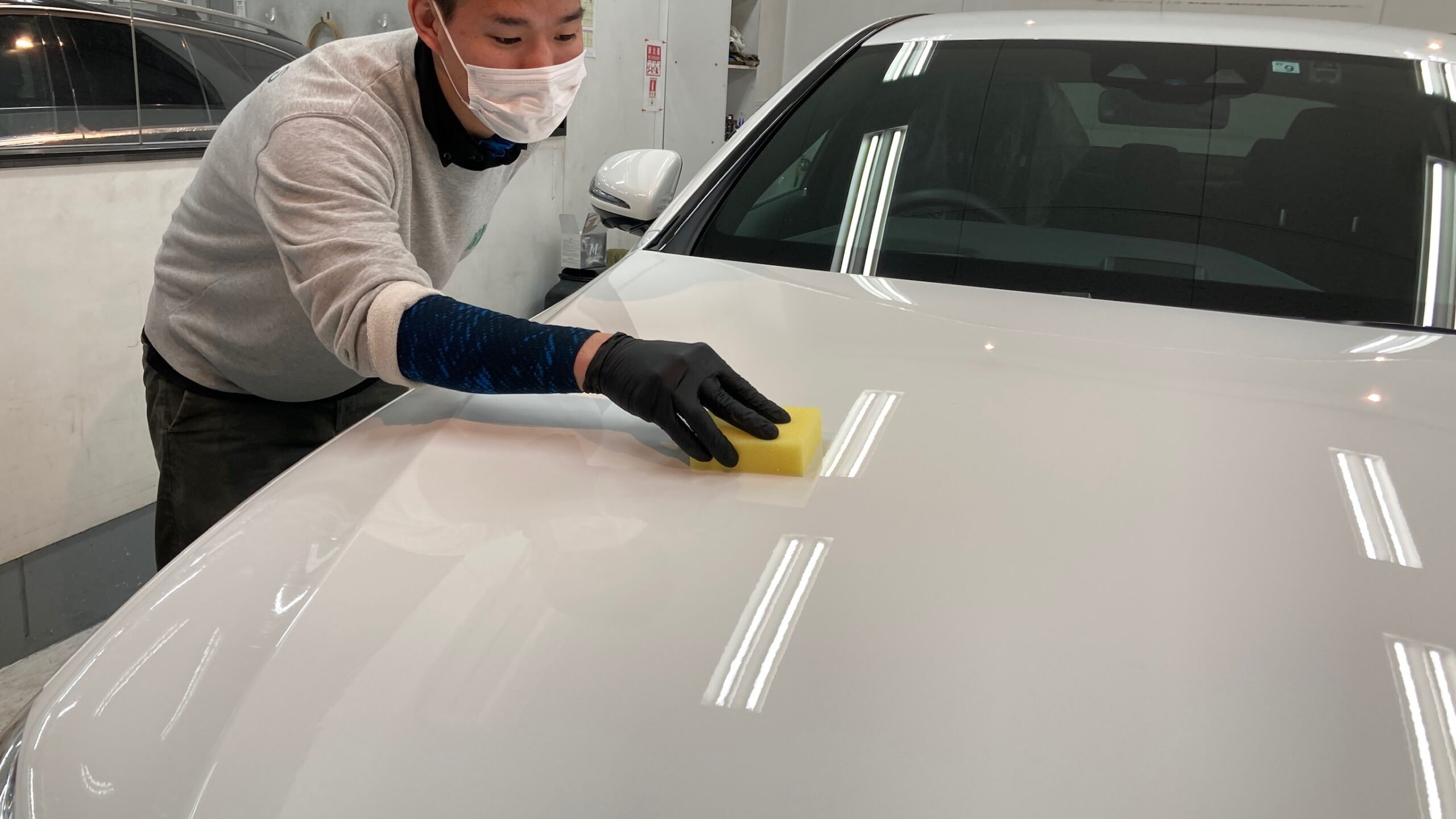 Eクラスの仕上げ作業工程：パネル分けしてコーティング剤を塗布している様子
