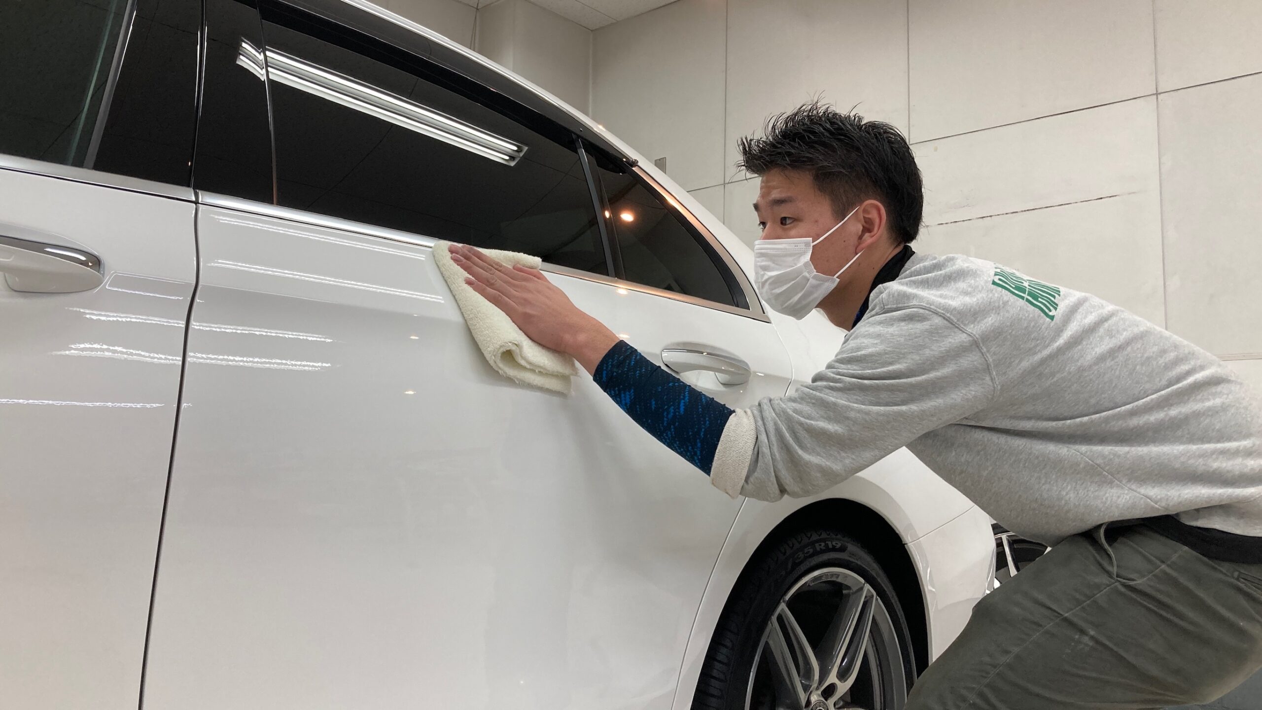 Eクラスの仕上げ作業工程：レベリングをしている様子