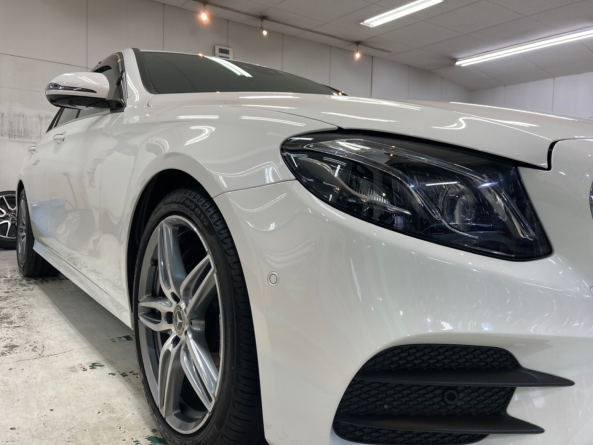 メルセデスベンツ・Eクラスのコーティングclass M施工完成写真：右フェンダー