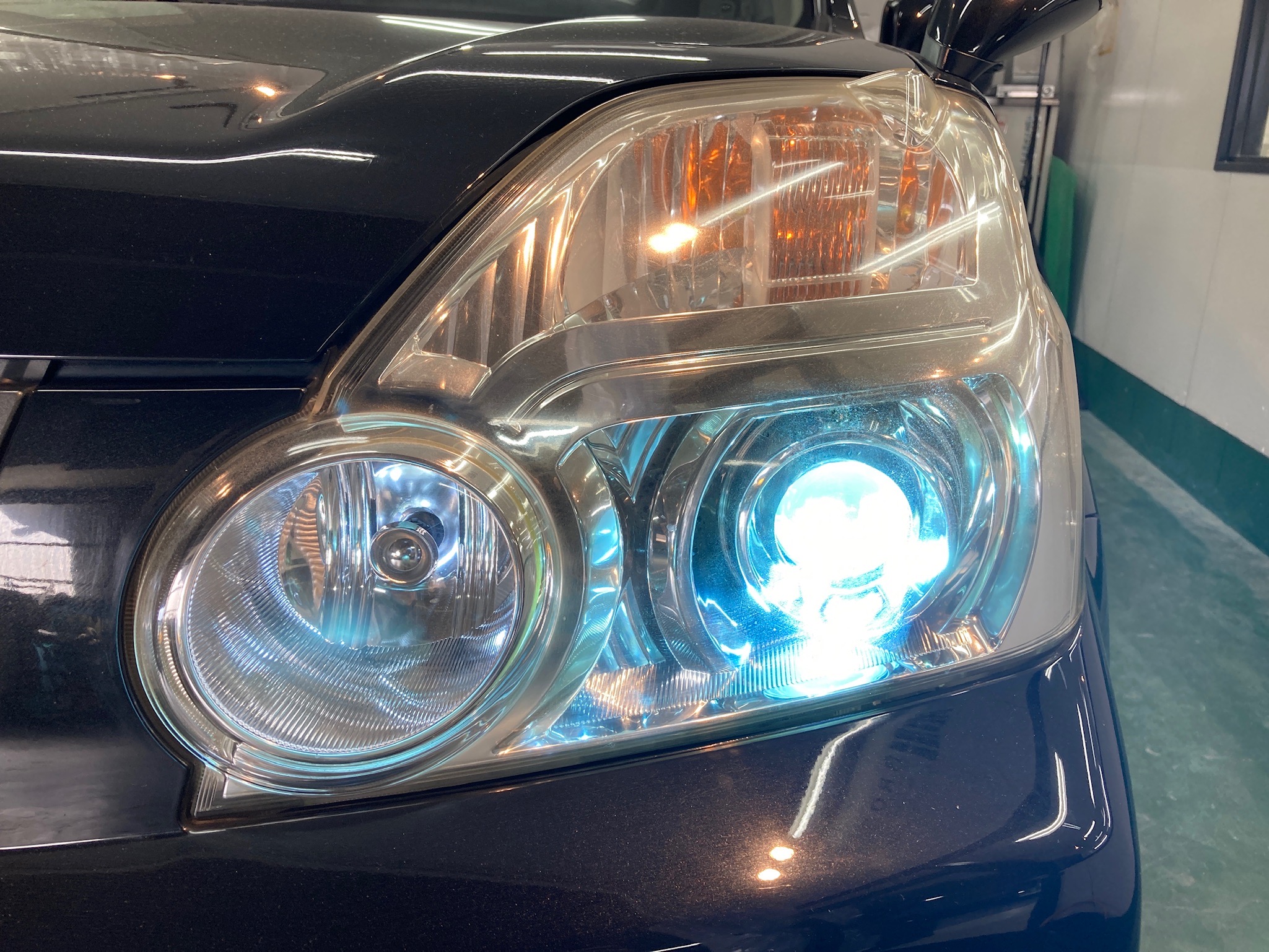日産・エクストレイル：ヘッドライトリファイン施工前：左ヘッドライト正面