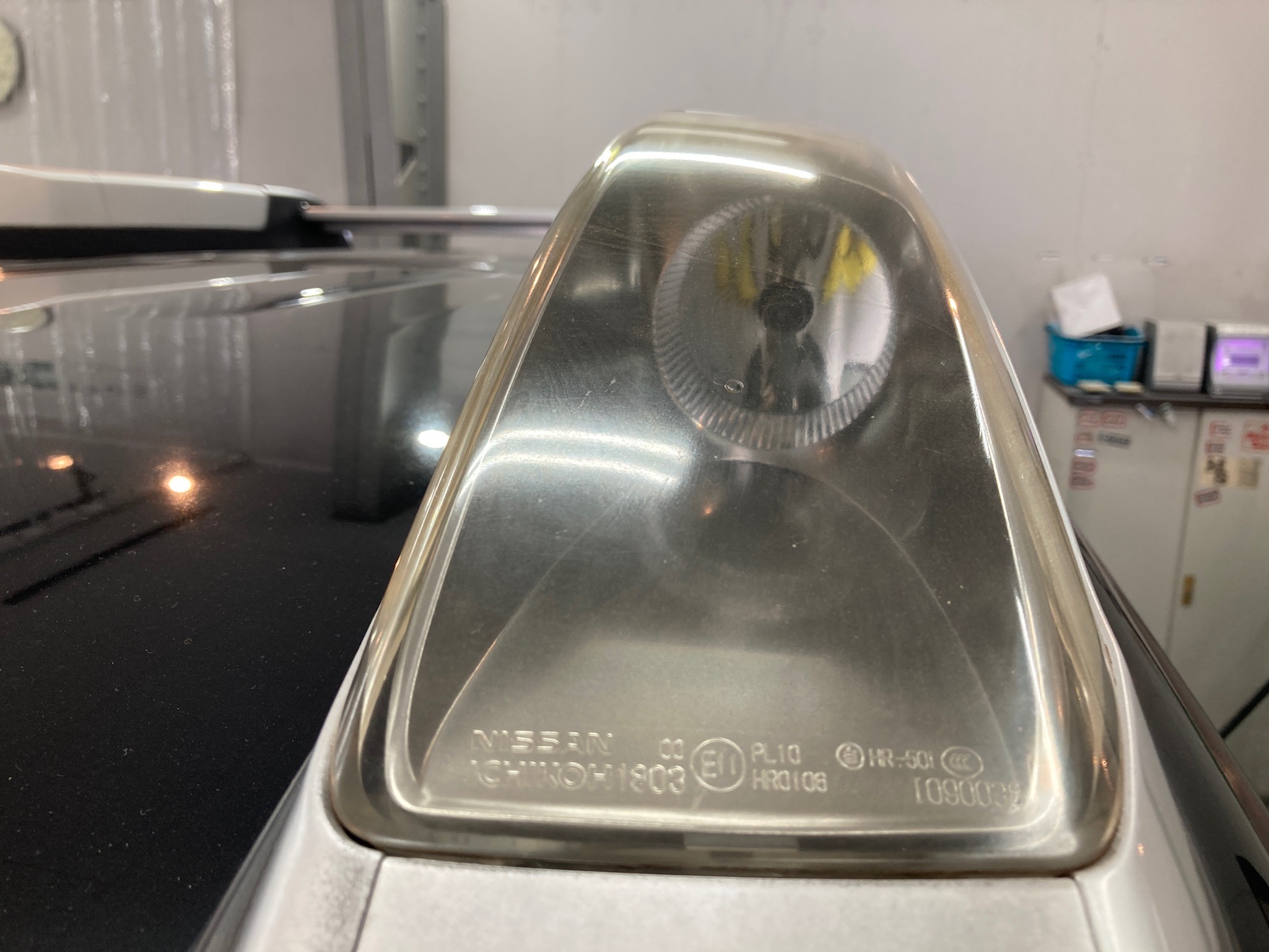 日産・エクストレイル：ヘッドライトリファイン施工前：左側ルーフライト正面