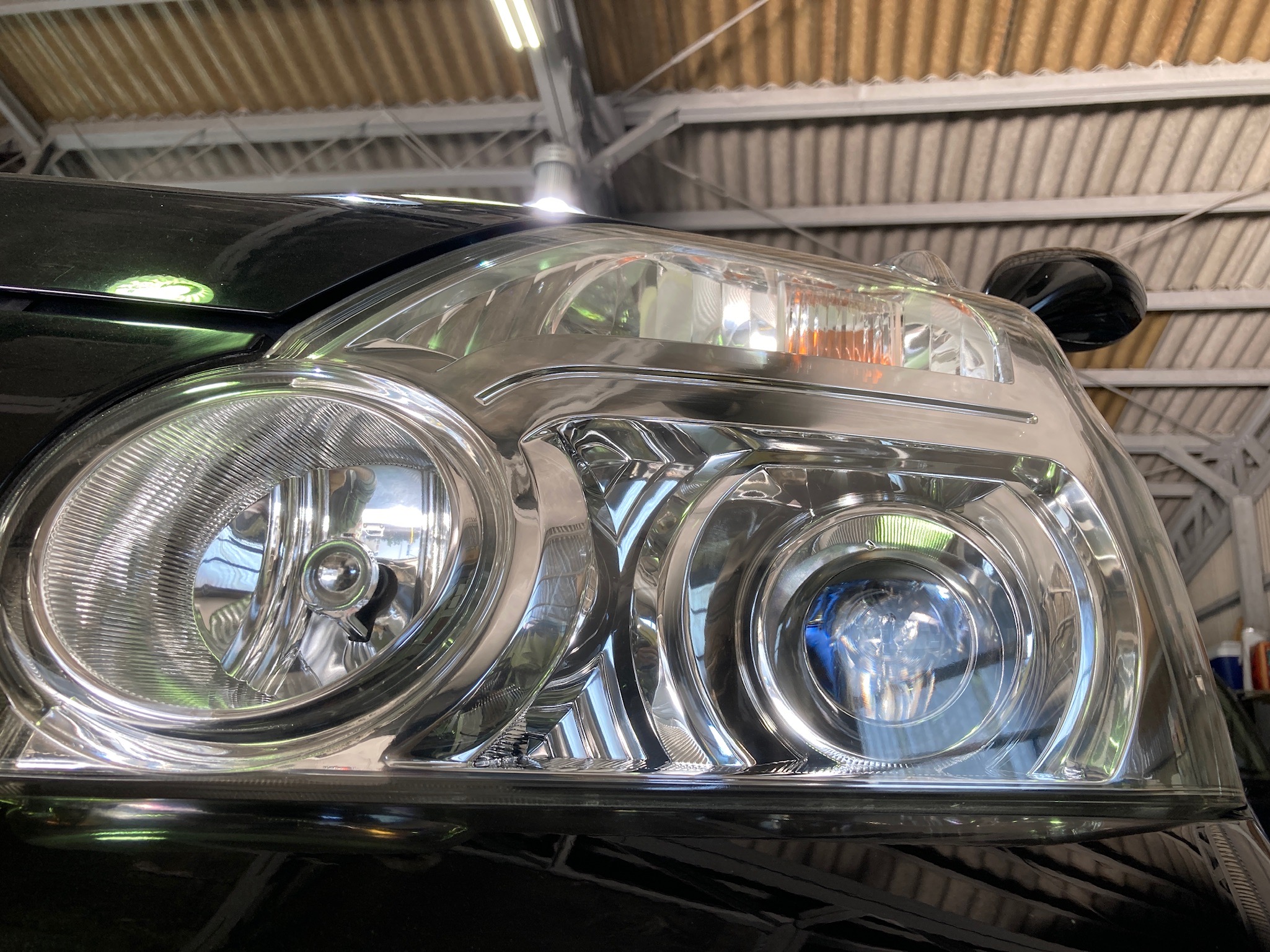日産・エクストレイル：ヘッドライトリファイン施工後：左側ヘッドライト下側