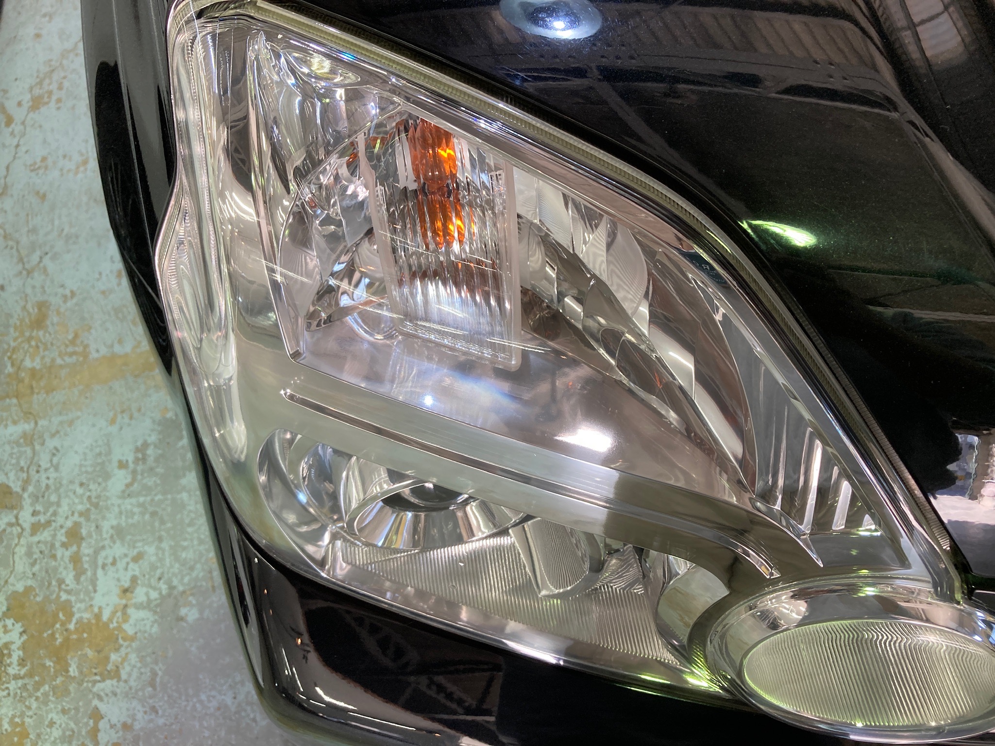 日産・エクストレイル：ヘッドライトリファイン施工後：右側ヘッドライト上側