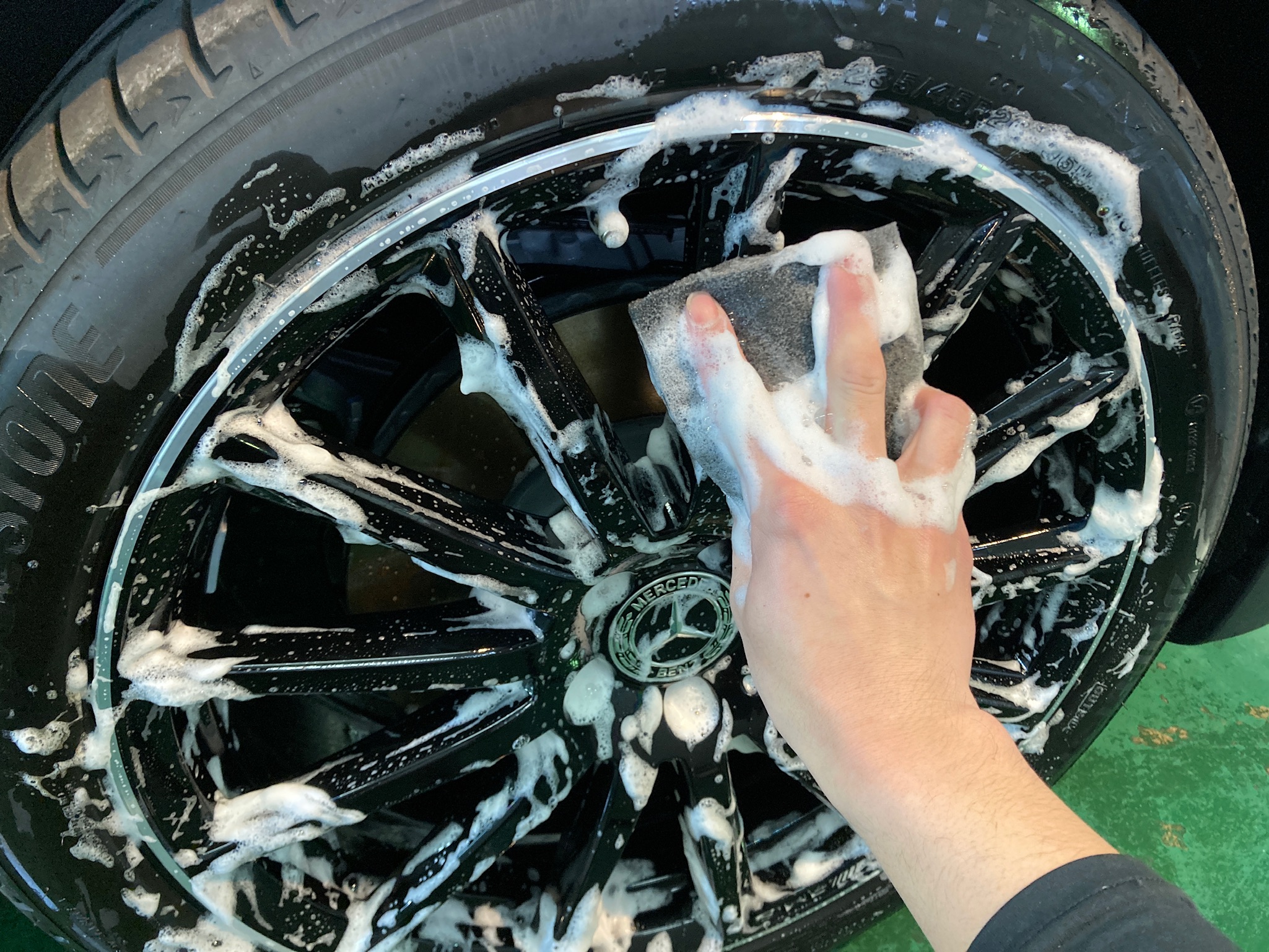 Bクラスの下地処理工程：ホイールを洗浄している様子