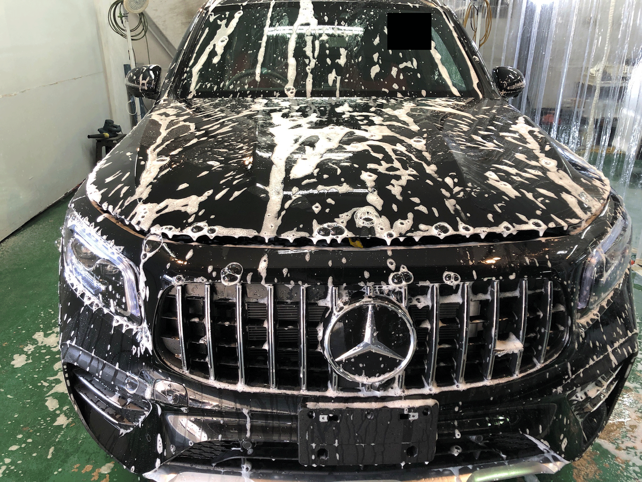 GLB（Bクラス）のガラスコーティングclass M下地処理工程：ボディを洗車している様子