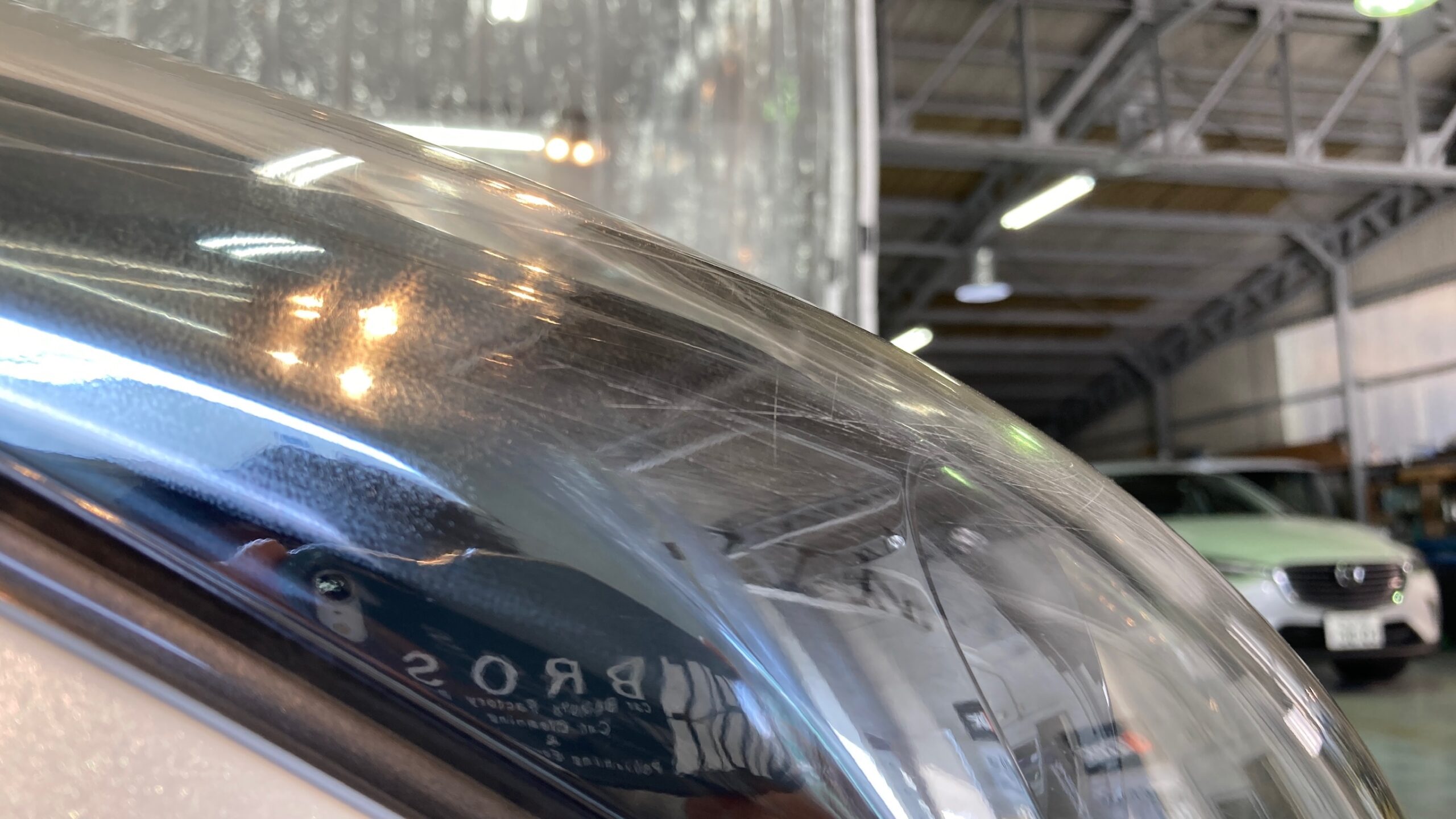 トヨタ・クラウン：ヘッドライトリファイン施工前:右側ヘッドライト側面