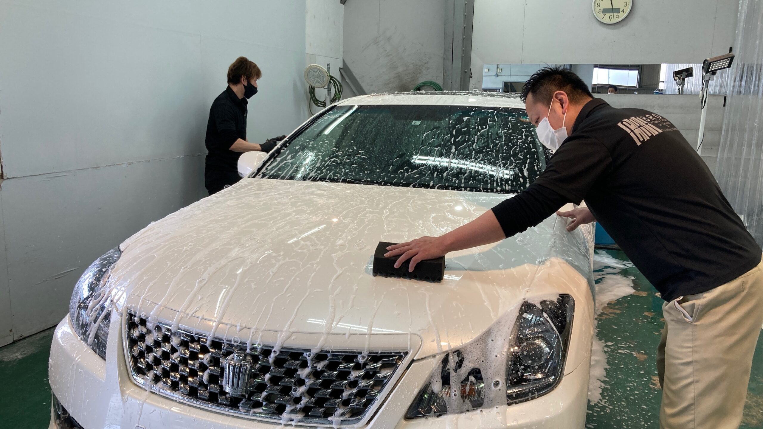 トヨタ・クラウン：ヘッドライトリファイン施工工程：洗車の様子