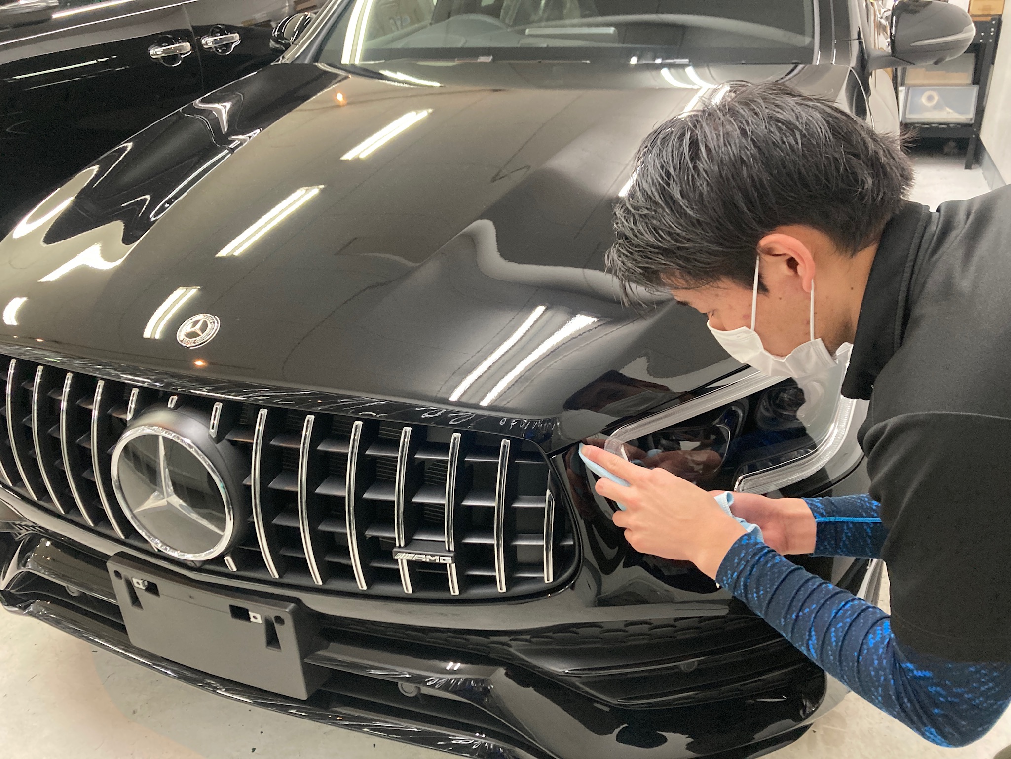 GLB（Bクラス）のガラスコーティングclass Mの仕上げ作業工程：細かい部分の拭き上げ
