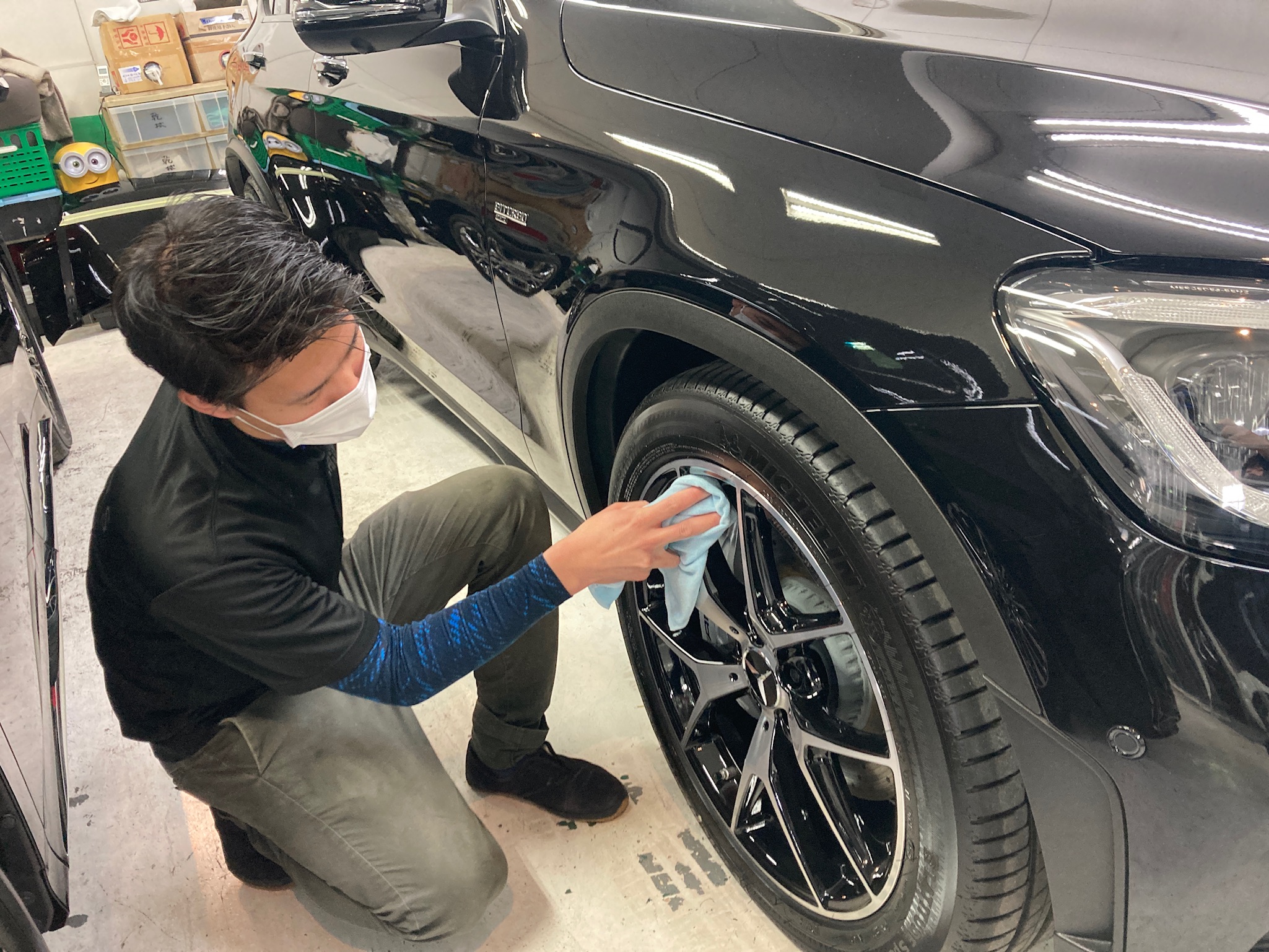 GLB（Bクラス）のガラスコーティングclass Mの仕上げ作業工程：ホイールを部分の拭き上げ