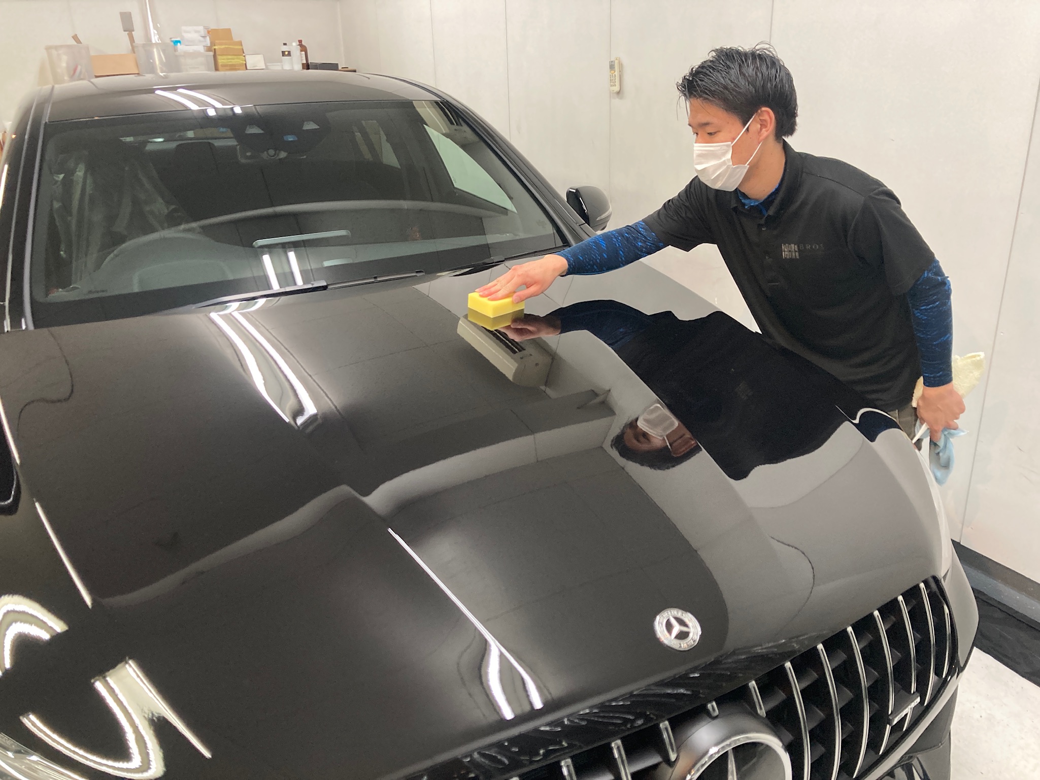 GLB（Bクラス）のガラスコーティングclass Mの仕上げ作業工程：コーティング剤の塗布