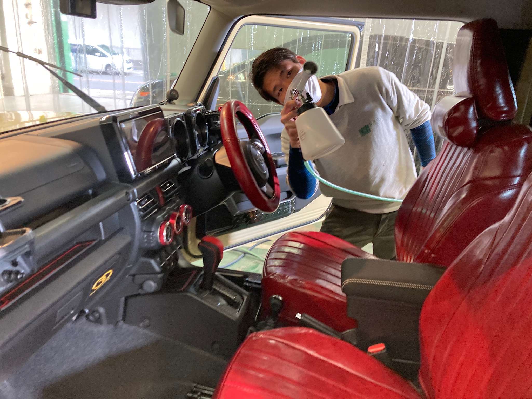 スズキ・ジムニーの愛車パックメニュー：光触媒施工の様子