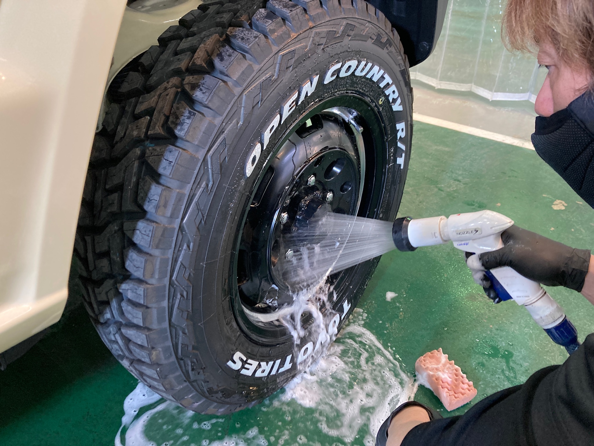 スズキ・ジムニーの下地処理工程：ホイールを洗車している様子