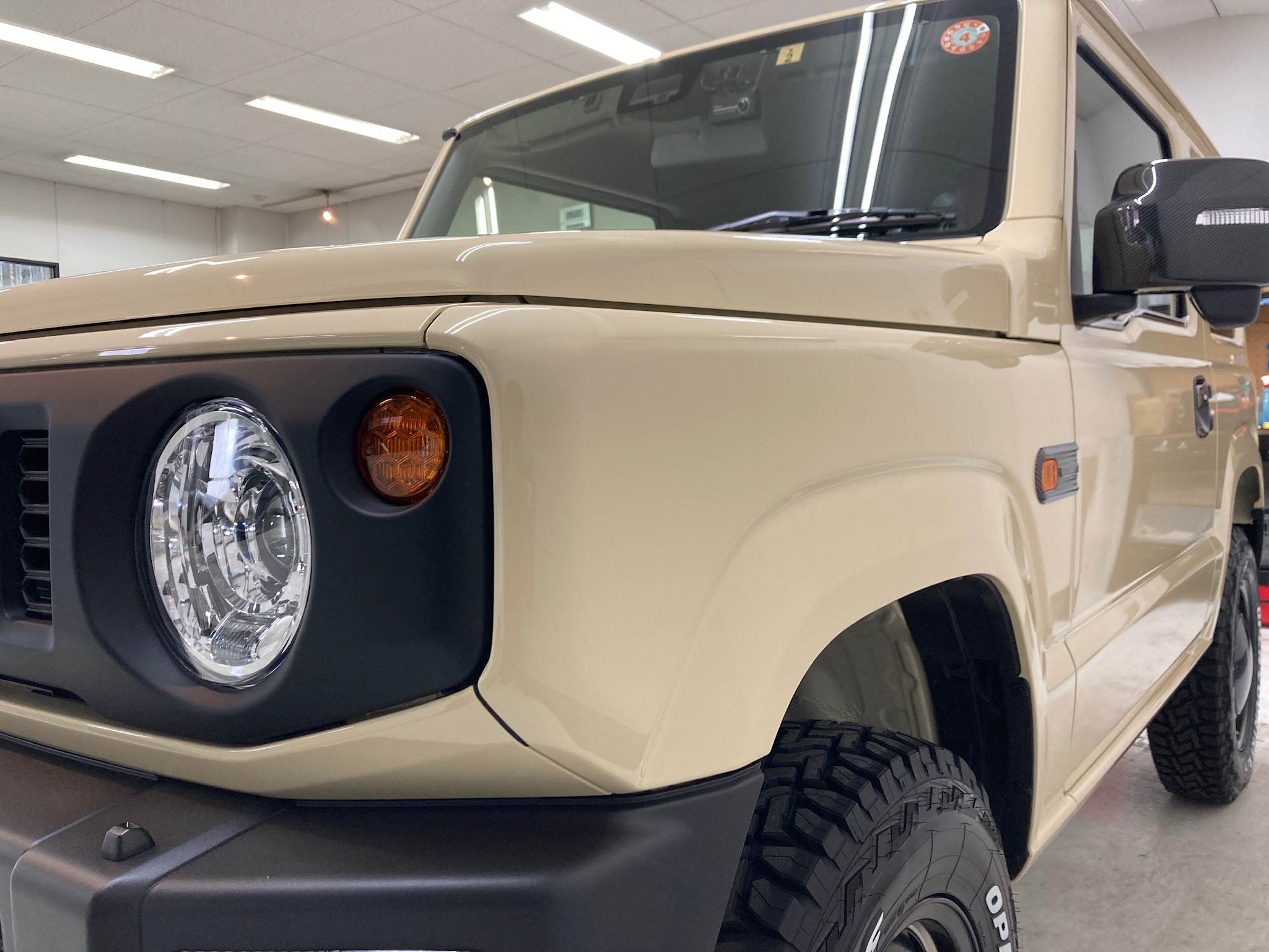 スズキ・ジムニー：ガラスコーティングclassMの施工完成写真：左フェンダー