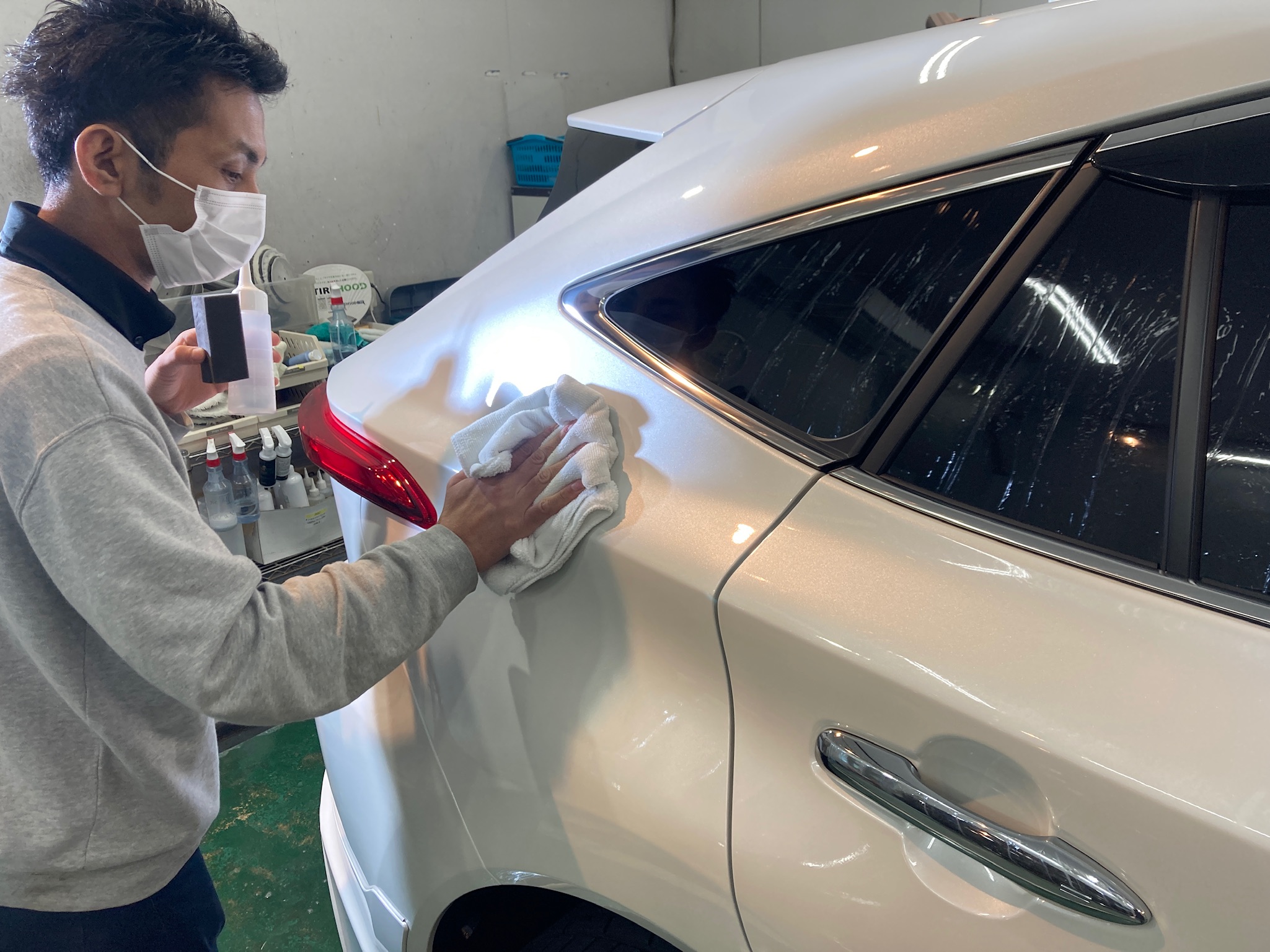 トヨタ・ハリアーの仕上げ作業工程：レベリング作業