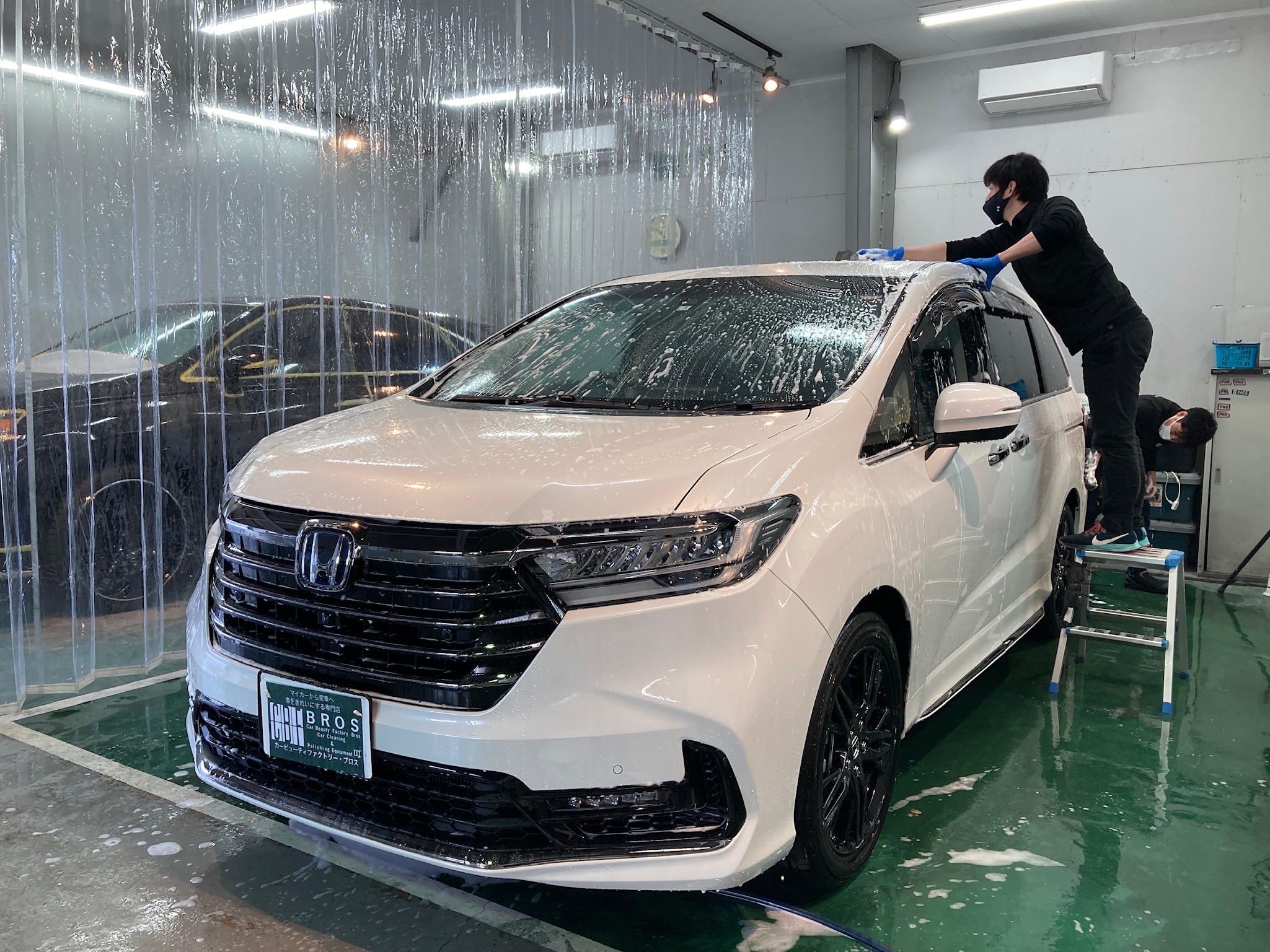 ホンダ・オデッセイの下地処理作業：洗車の様子