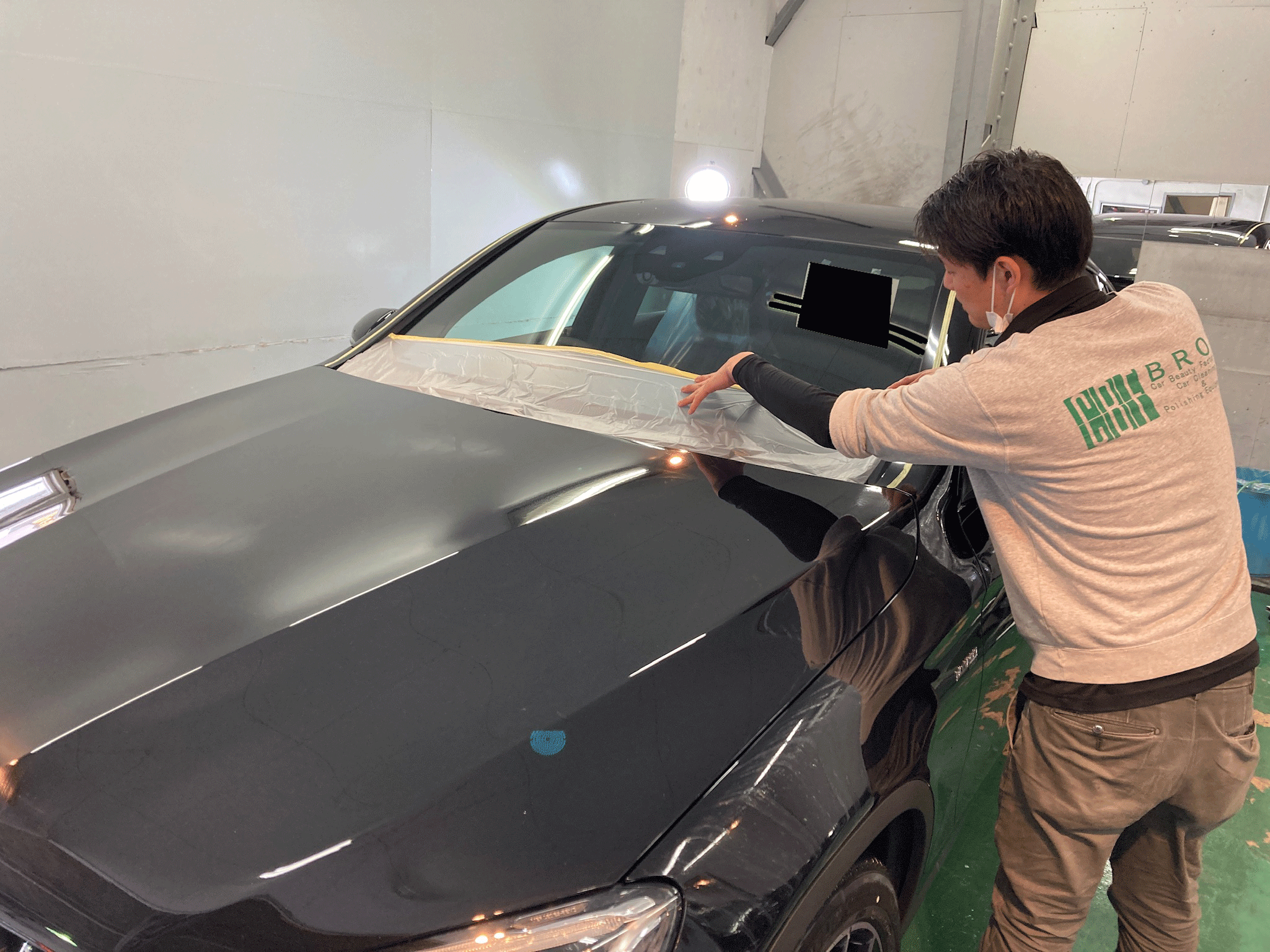 メルセデスベンツ・GLCの下地処理作業：マスキングテープを貼っていく様子