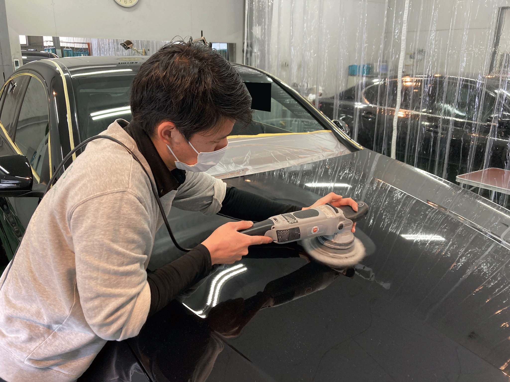 メルセデスベンツ・GLCの下地処理を開始するイメージ