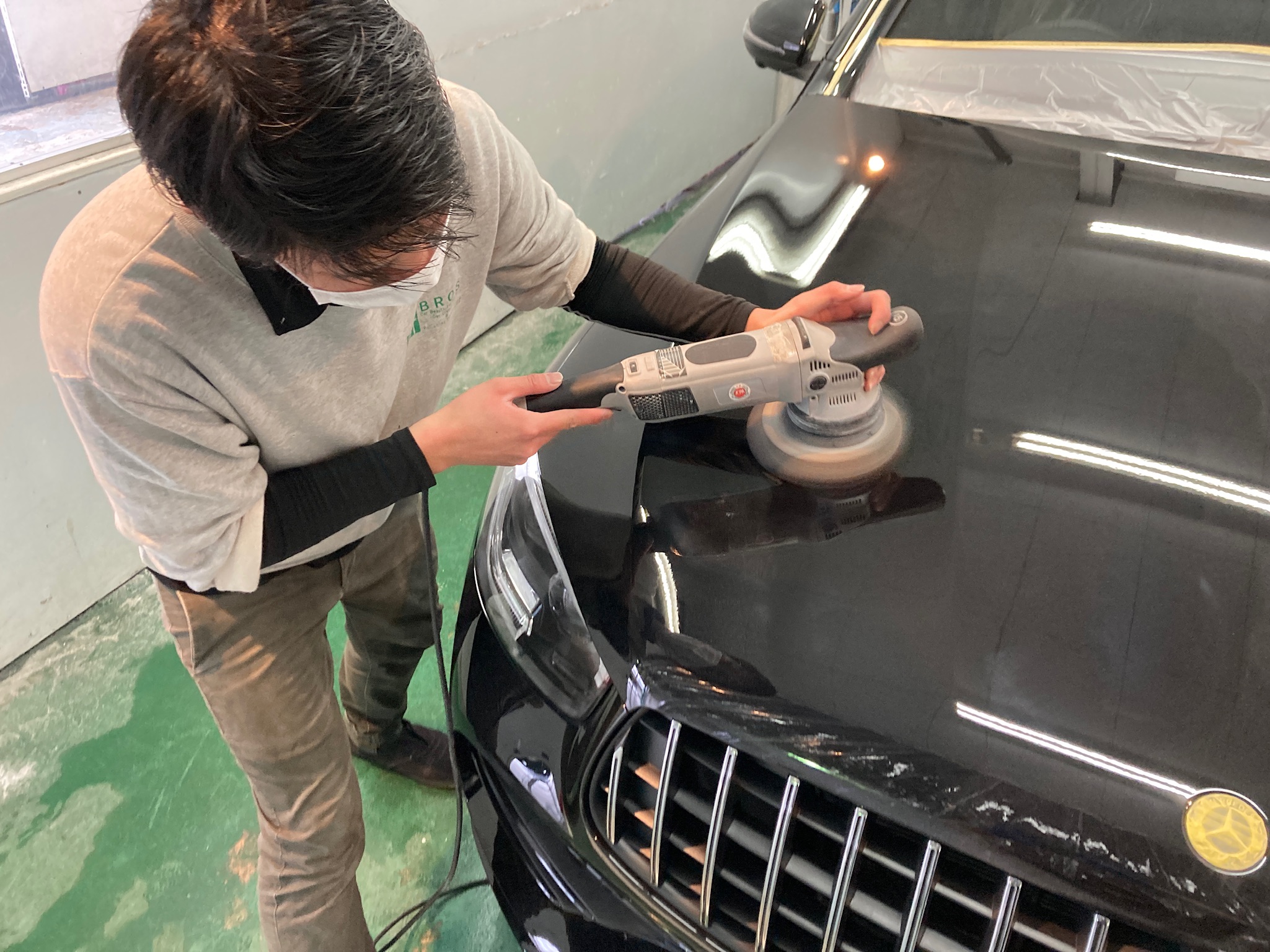 メルセデスベンツ・GLCの下地処理作業：ボディを仕上げ磨きする様子