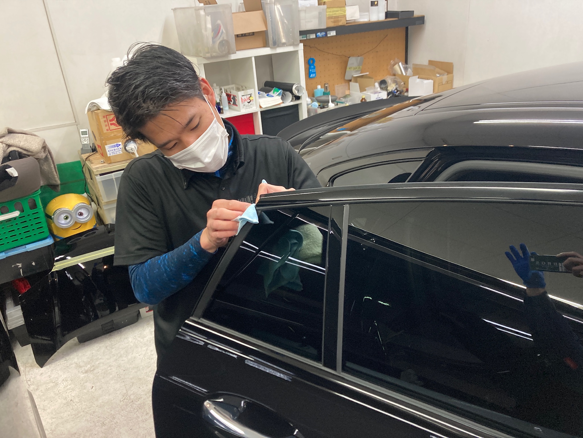 メルセデスベンツ・GLCの仕上げ作業：エッジ部分をキレイに拭いていく