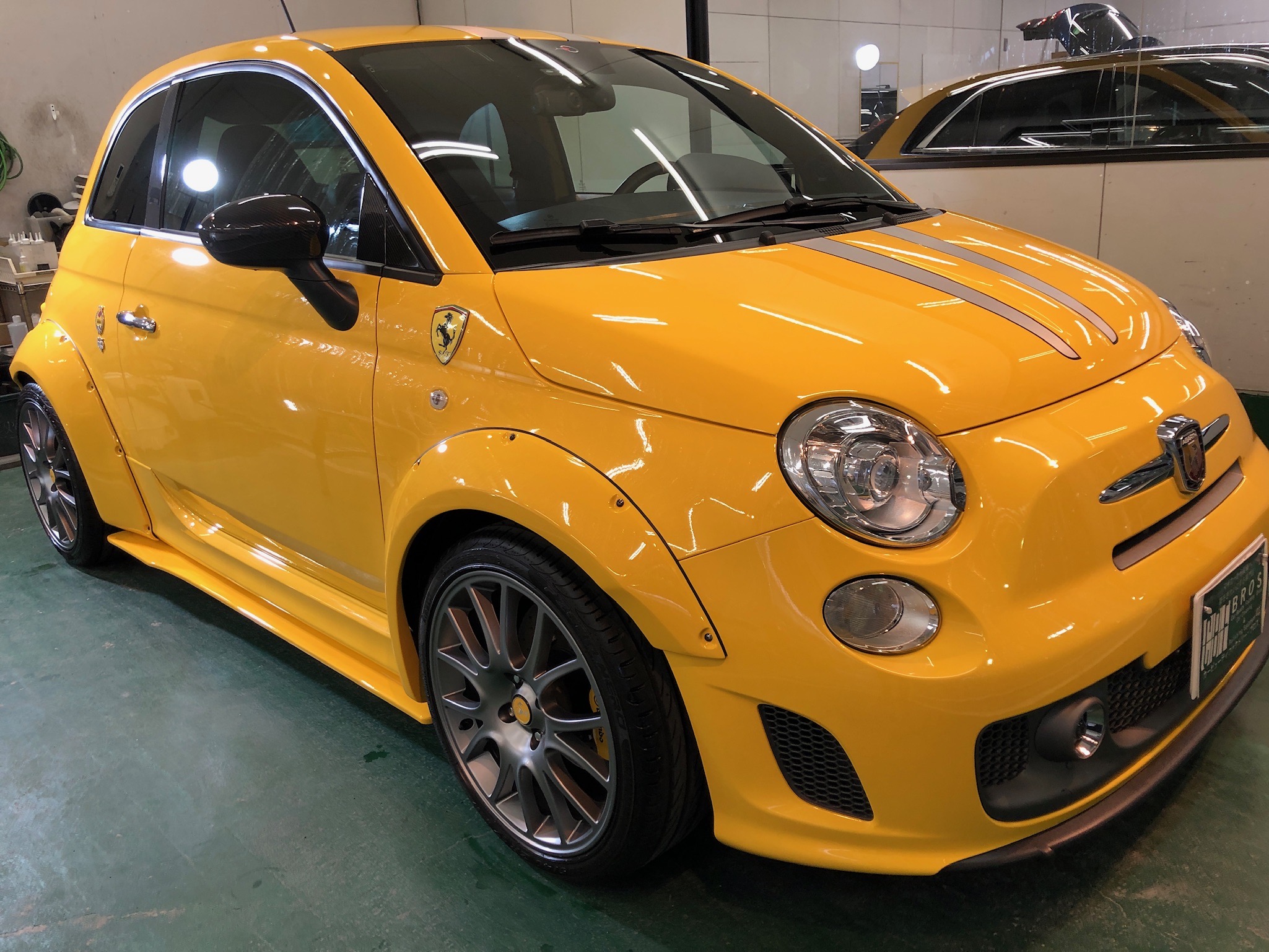 アバルト・695：ガラスコーティングclass M施工完成写真：右側面