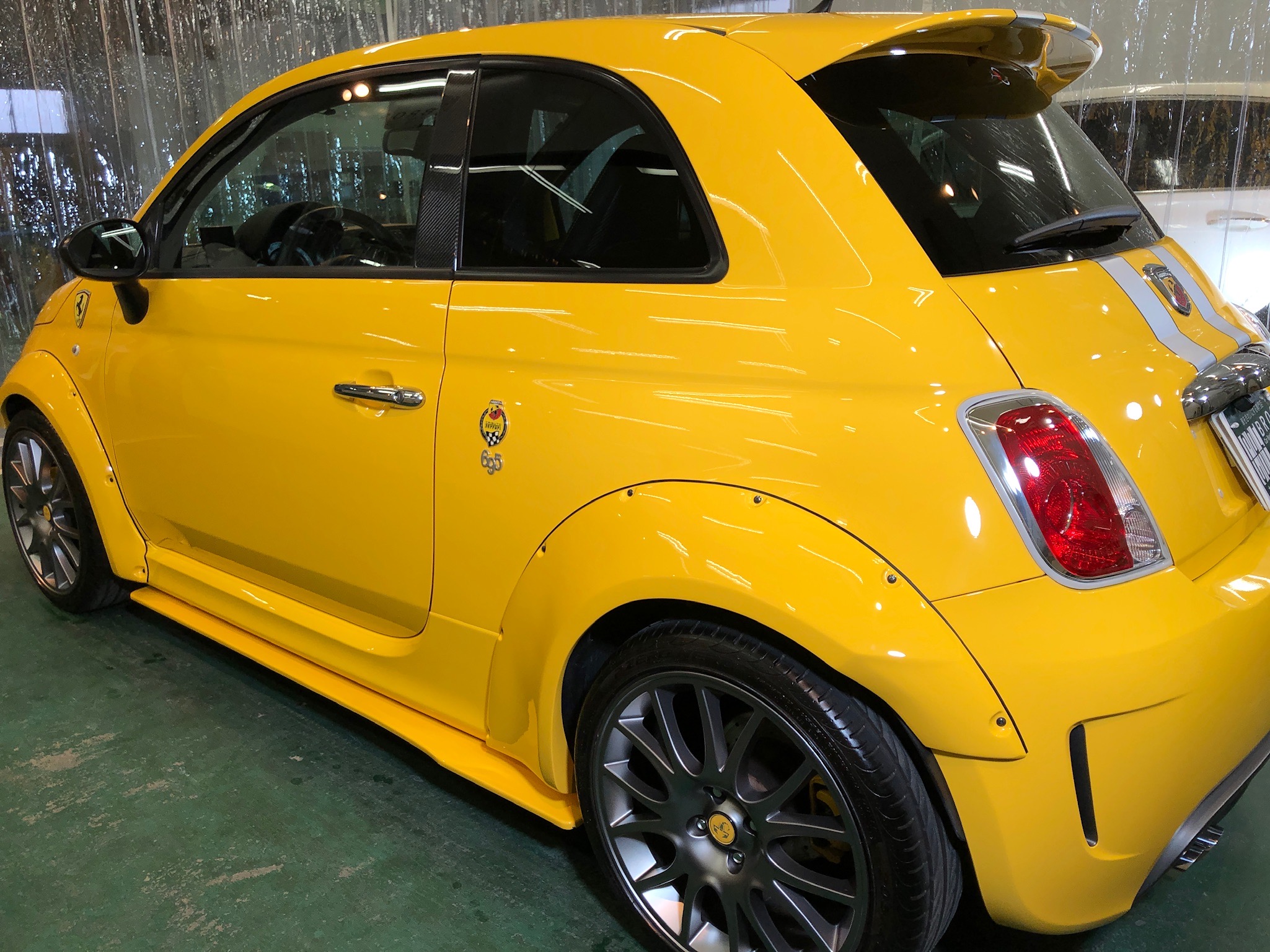 アバルト・695：ガラスコーティングclass M施工完成写真：左リアフェンダー