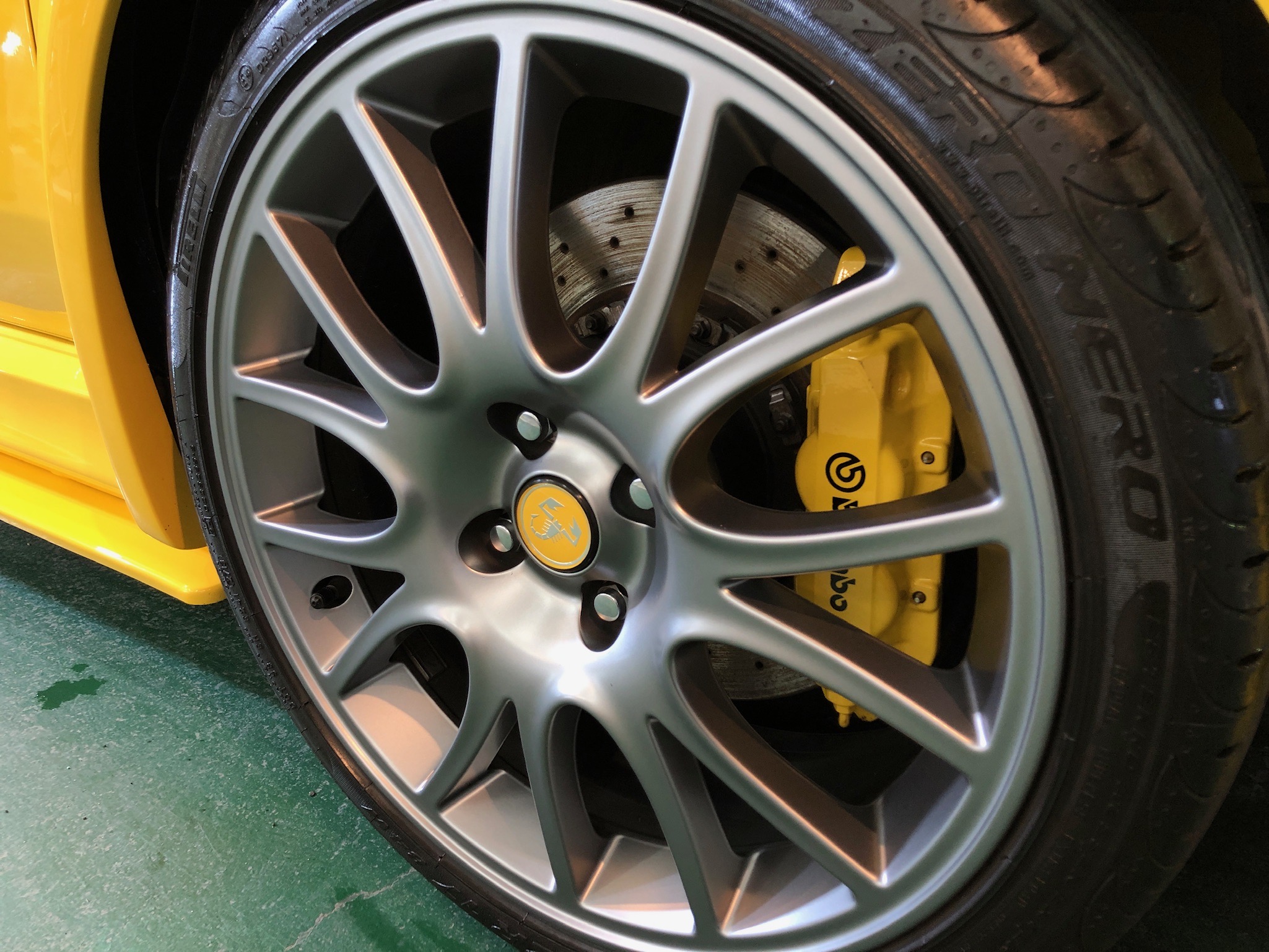 アバルト・695：ガラスコーティングclass M施工完成写真：ホイール