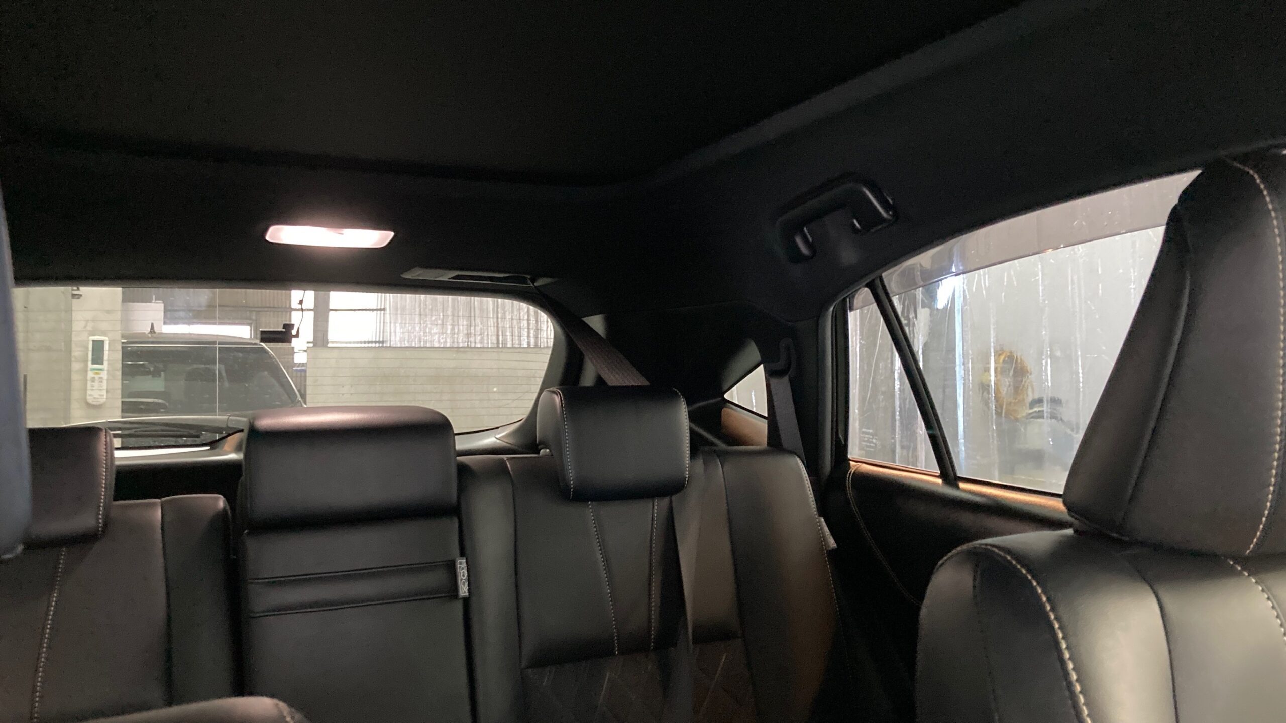 トヨタ・ハリアー：カーフィルム施工前写真：車内の暗さ