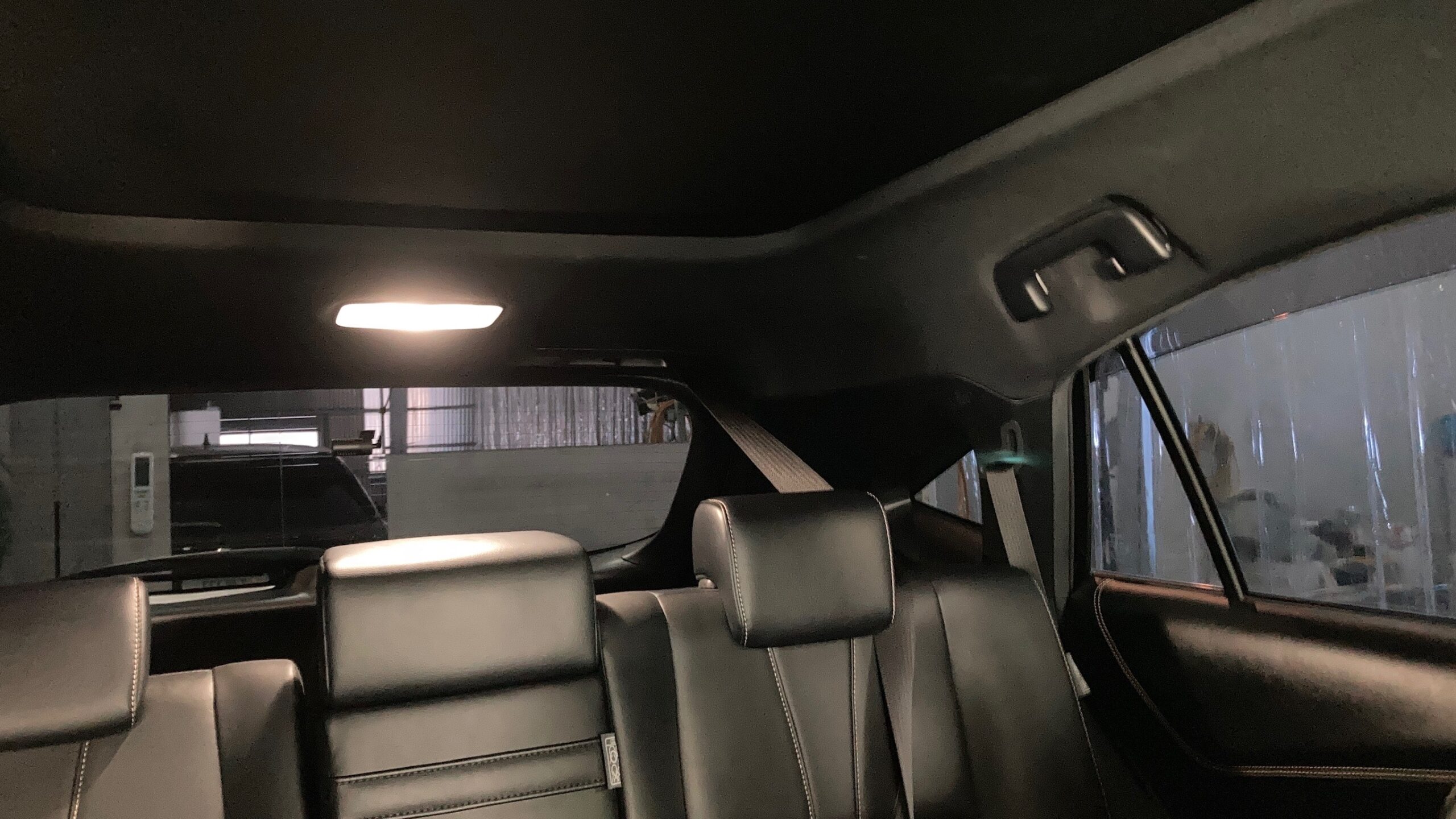 トヨタ・ハリアー：カーフィルム施工後写真：リアドアガラス、クォーターガラス車内の暗さ