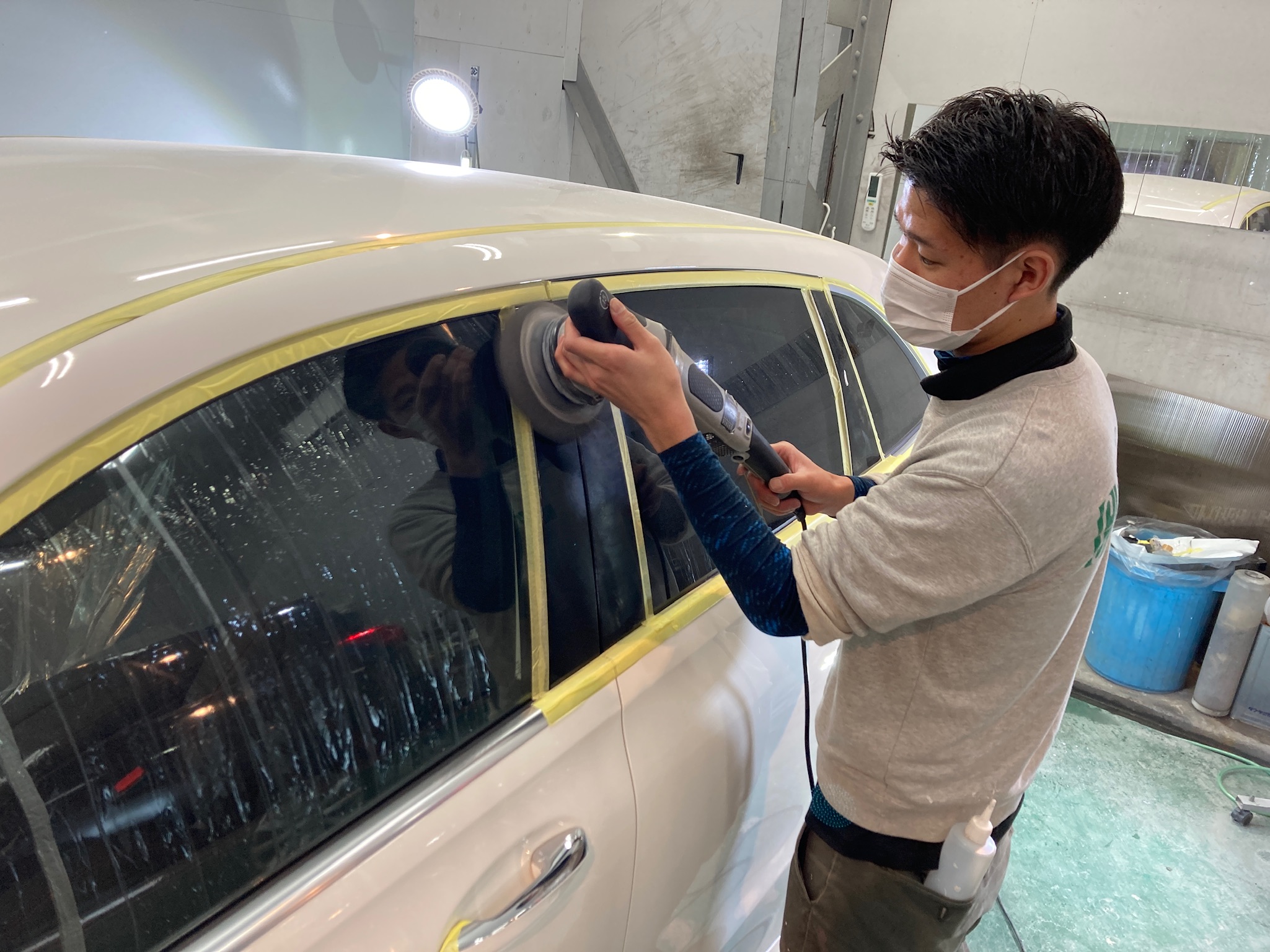 メルセデスベンツ・Bクラスの下地処理工程：仕上げ磨きの様子
