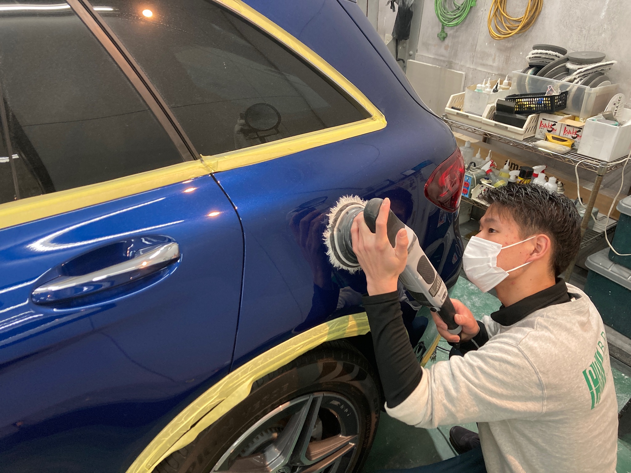 メルセデスベンツ・GLCの下地処理を開始するイメージ