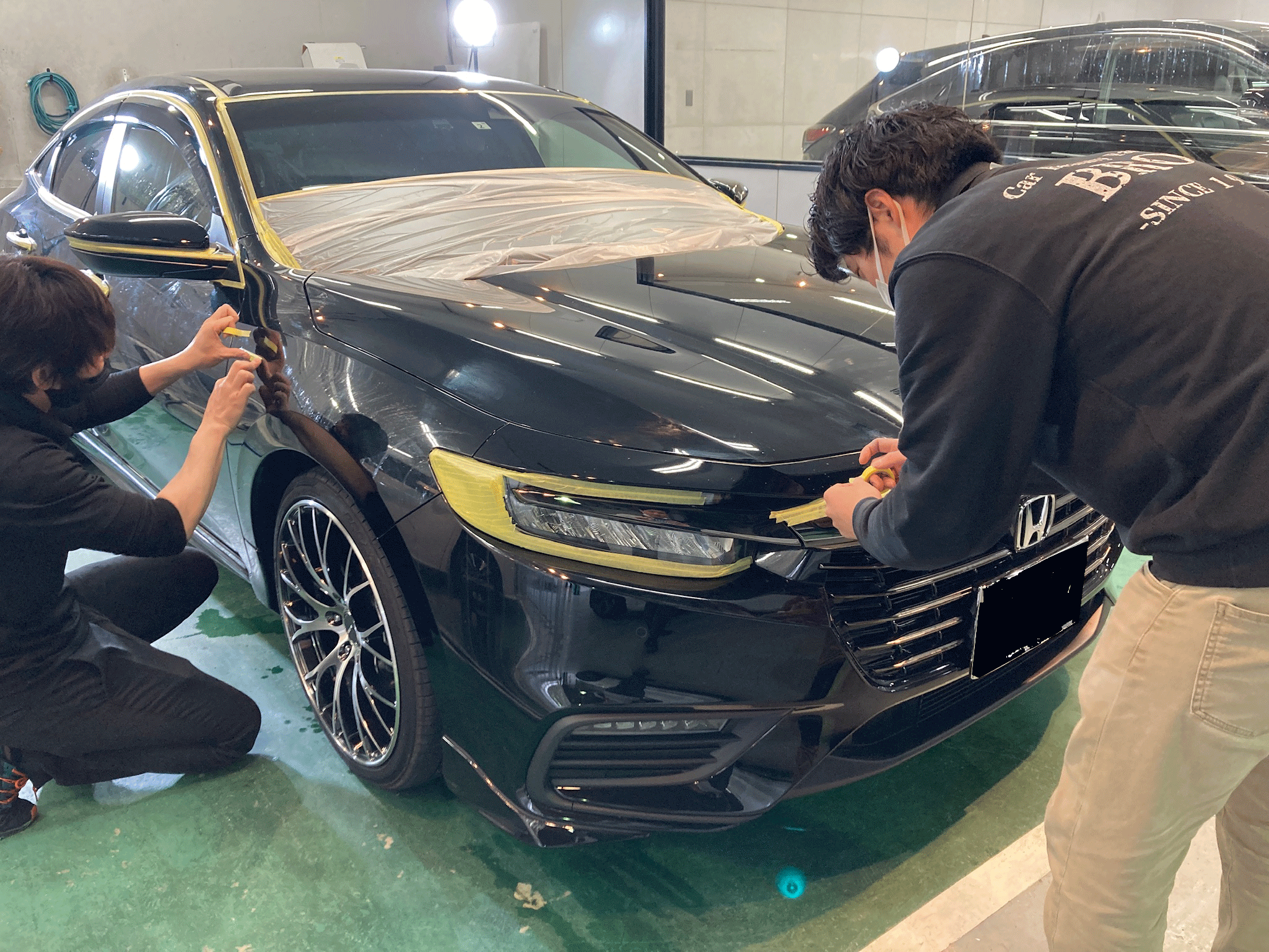 ホンダ・インサイト：ペンキ除去作業：磨く前にマスキングテープを貼っていく