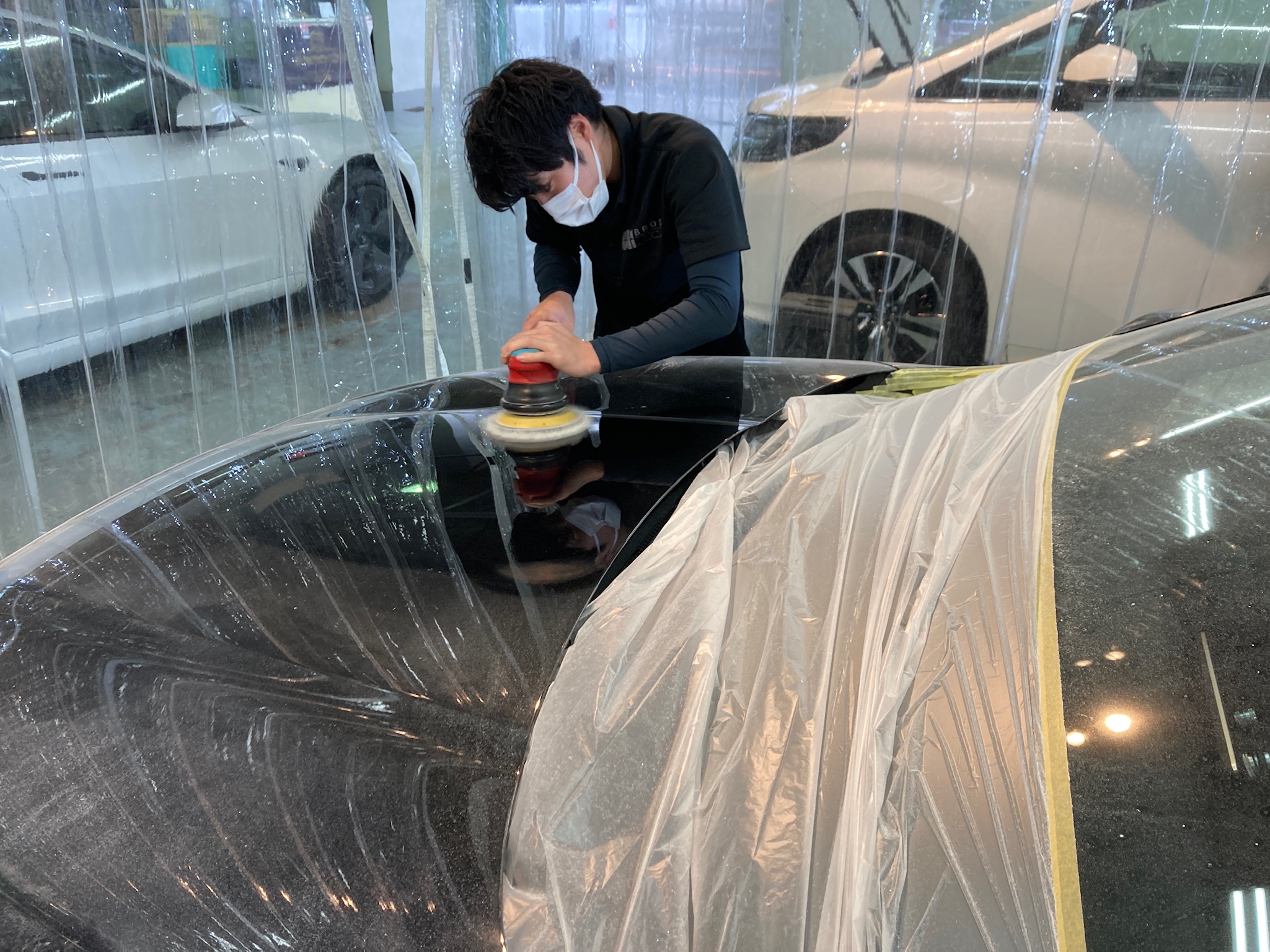 ホンダ・インサイト：ペンキ除去作業：ボンネットを磨いている様子