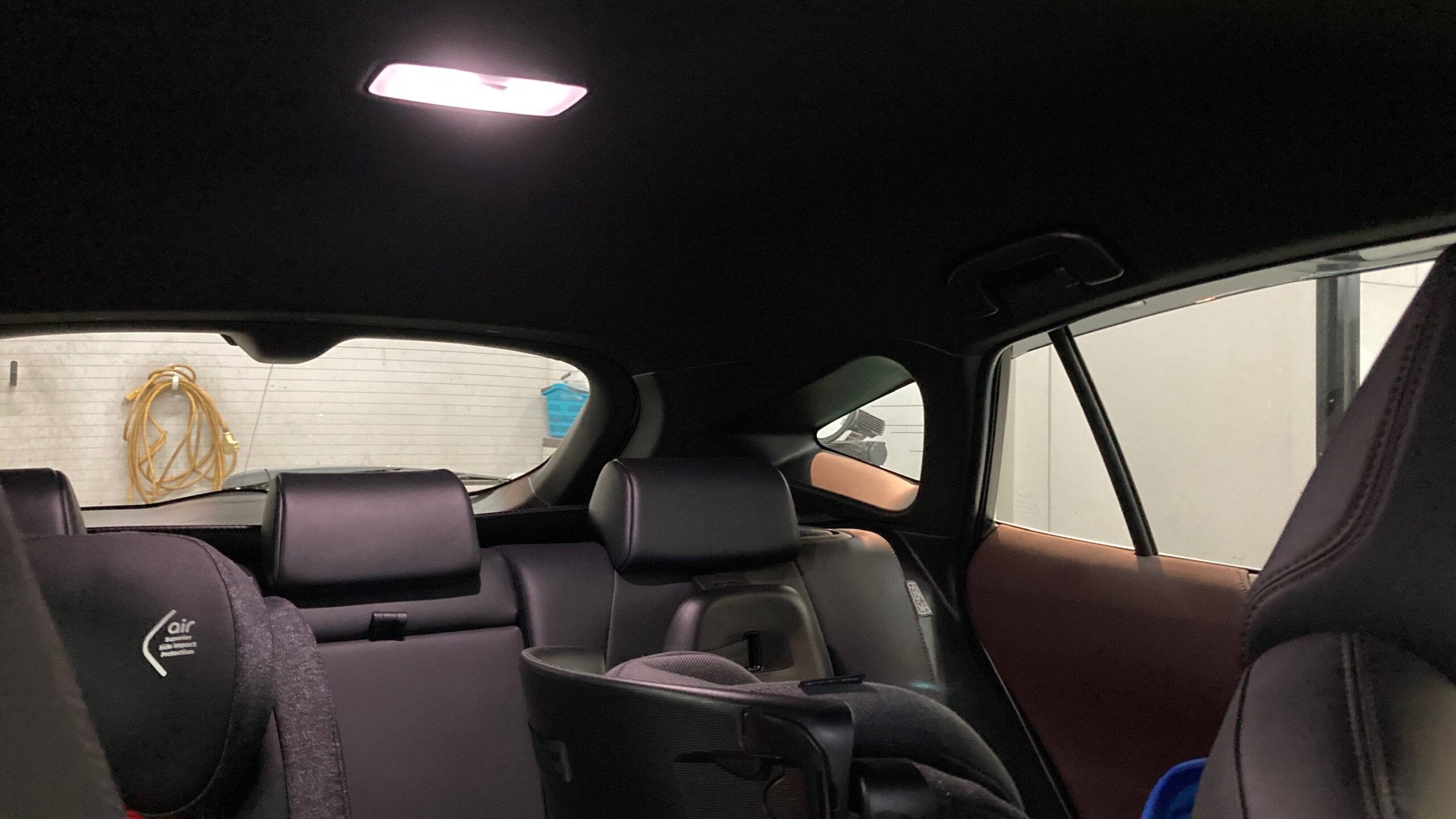 トヨタ・ハリアー：カーフィルム施工前写真：車内の暗さ