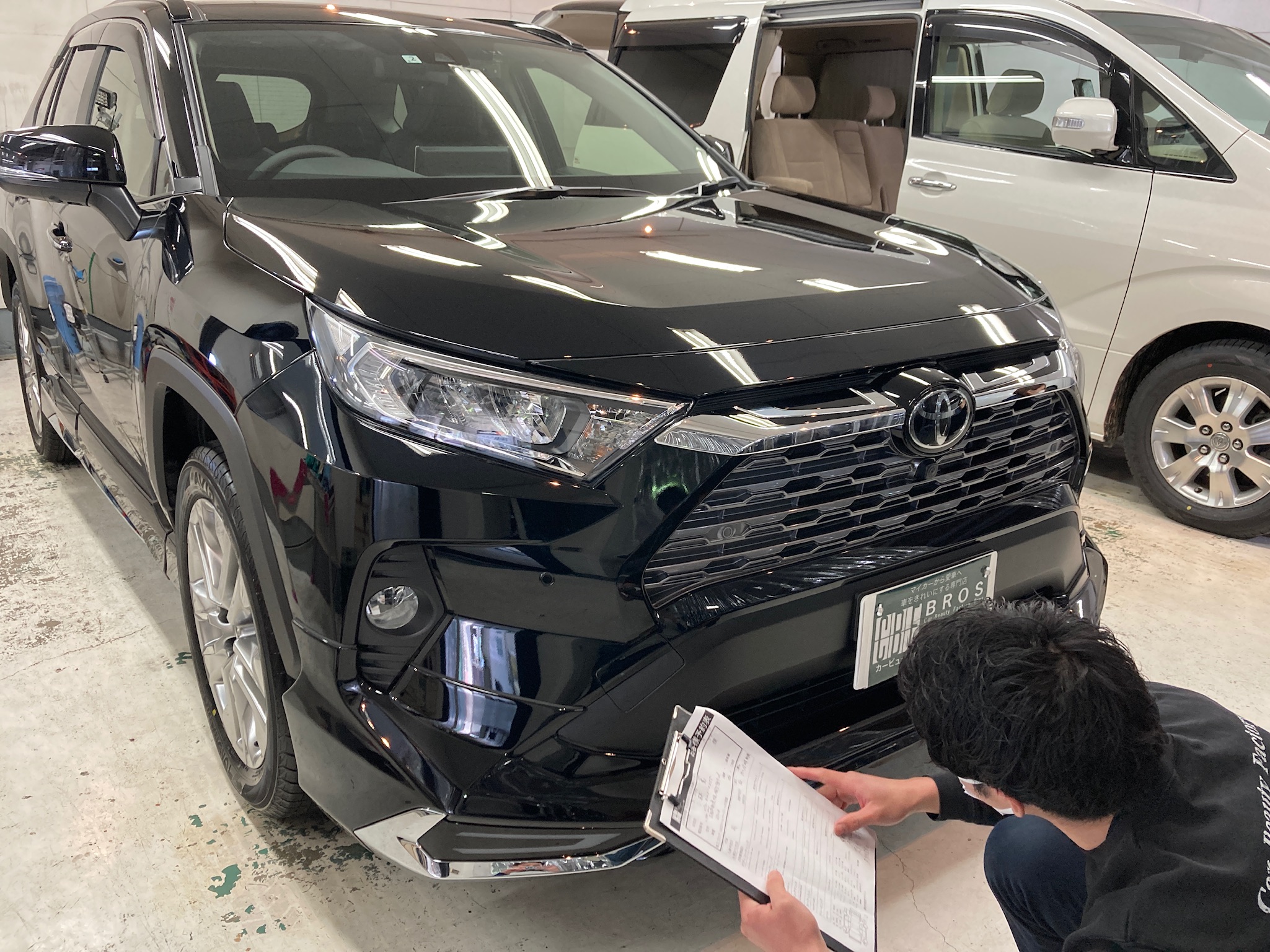 トヨタ・RAV４の仕上げ工程：最終チェックの様子